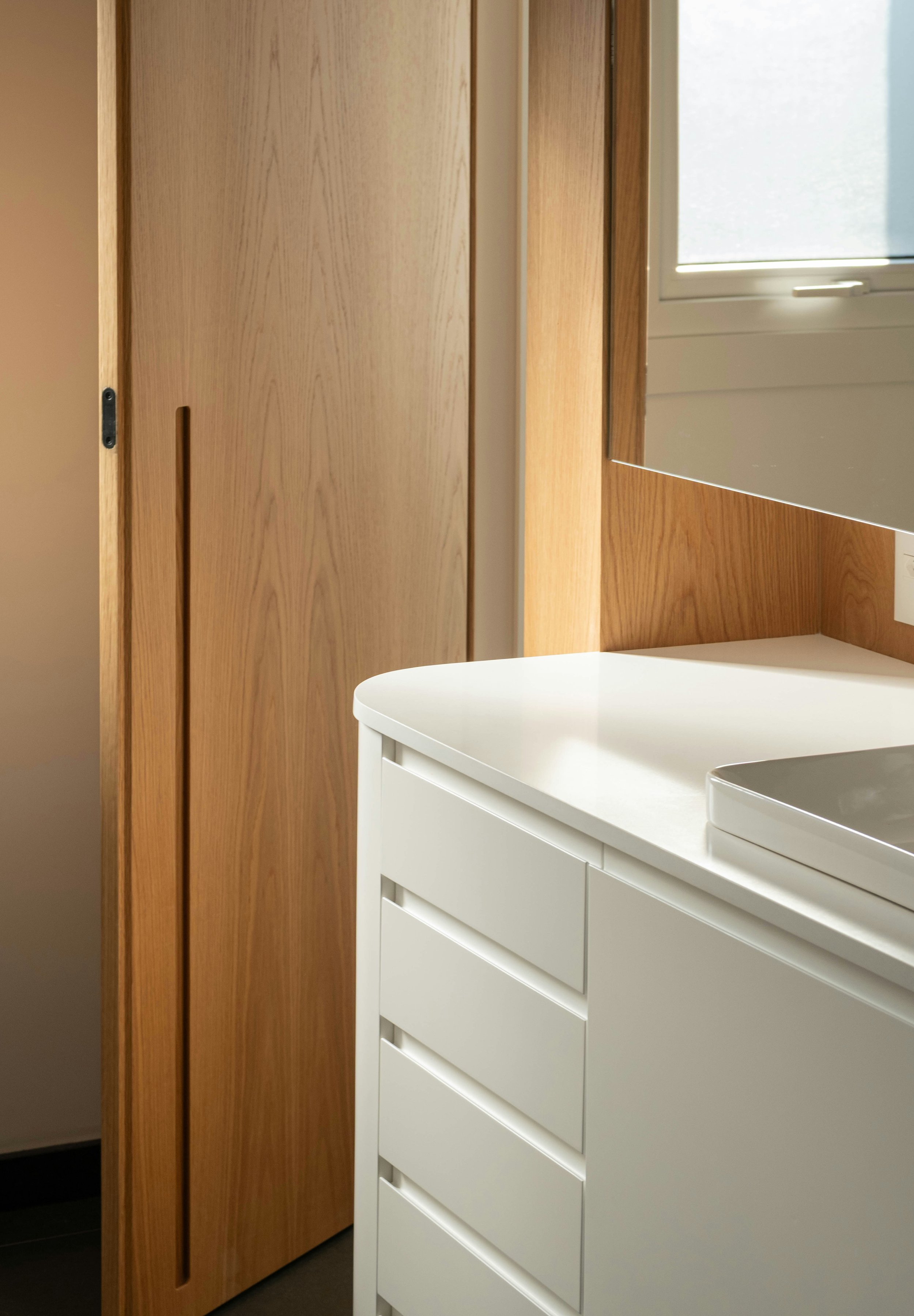 baño en tonos calidos tendencia 2025