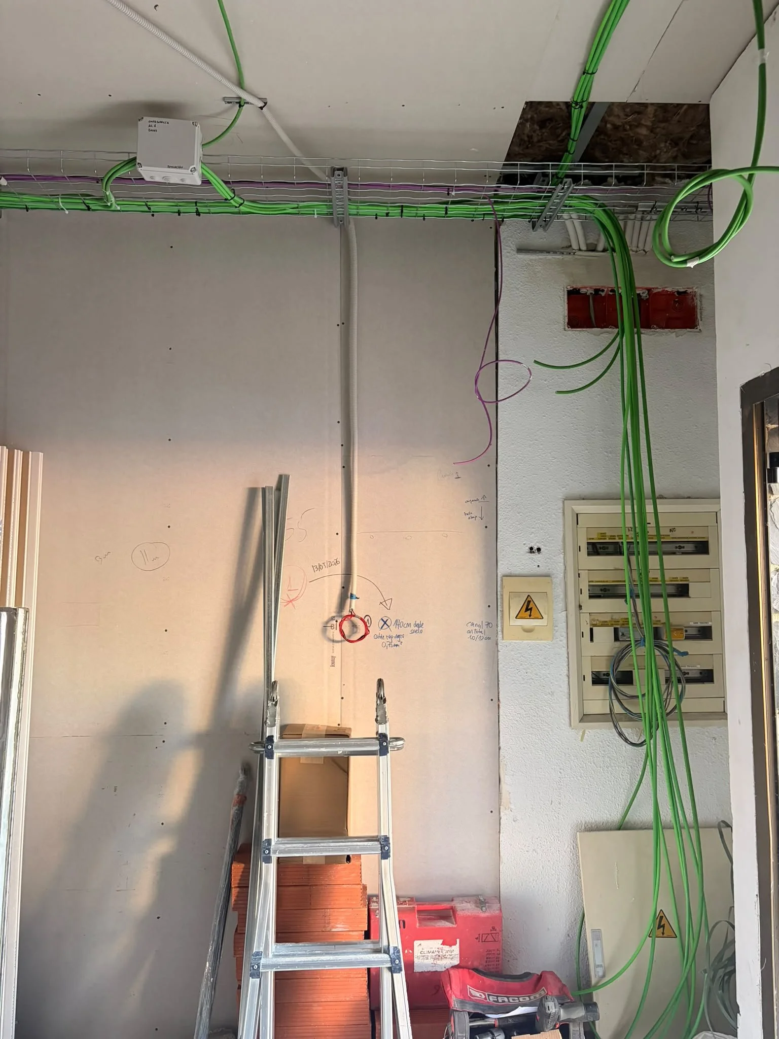 Trabajos de instalación eléctrica durante la reforma del local comercial.