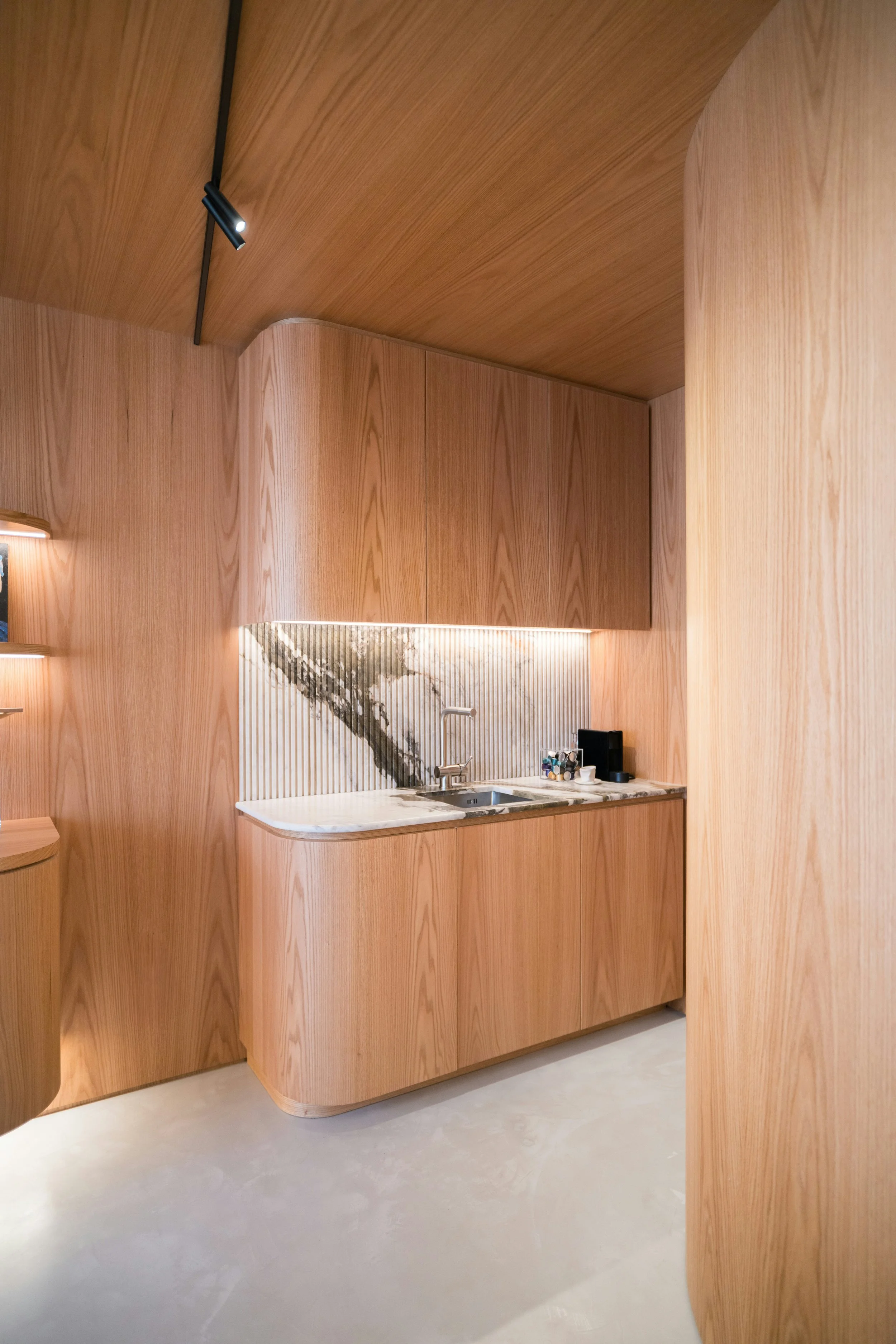 Espacio interior con revestimientos de madera y formas curvas, tendencia en interiorismo 2026