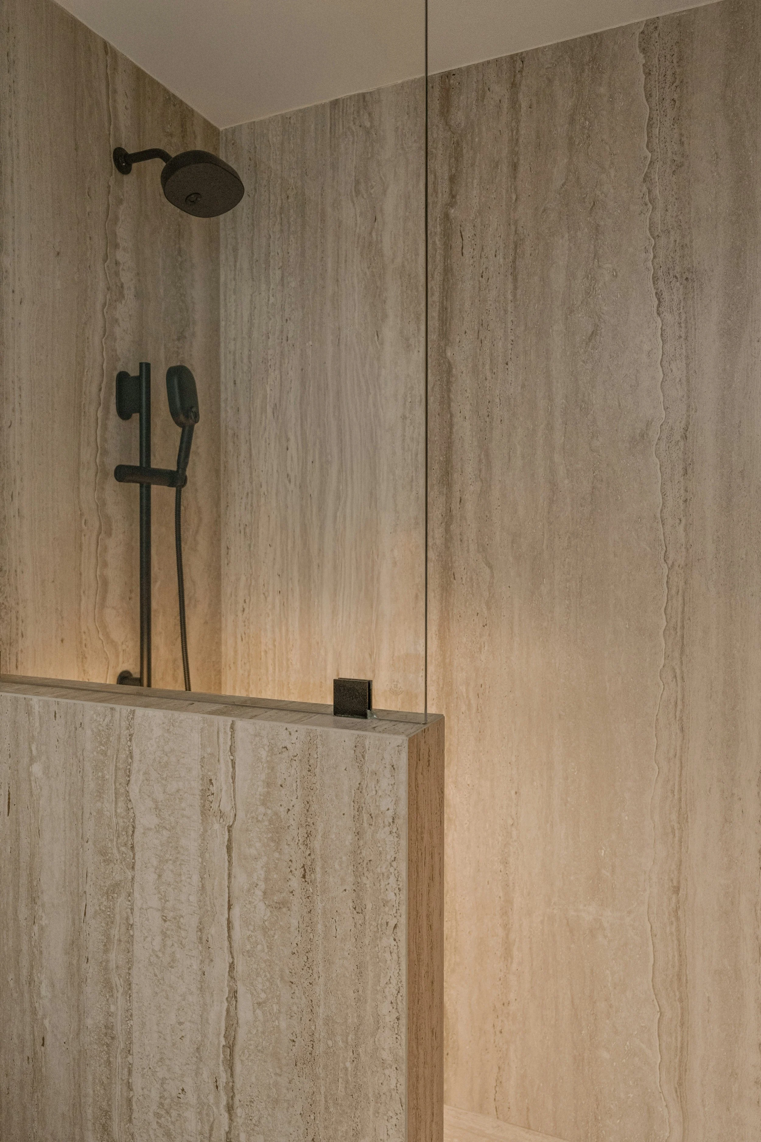 grifería negra en baño moderno