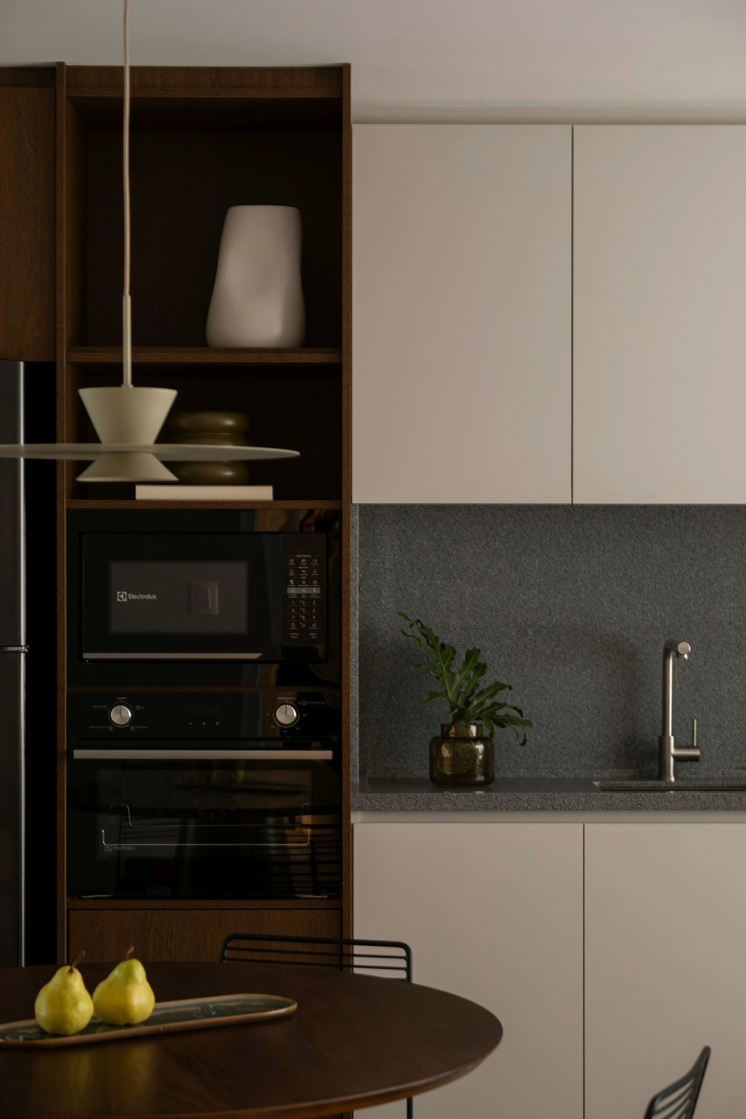 Cocina funcional con electrodomésticos integrados y diseño equilibrado