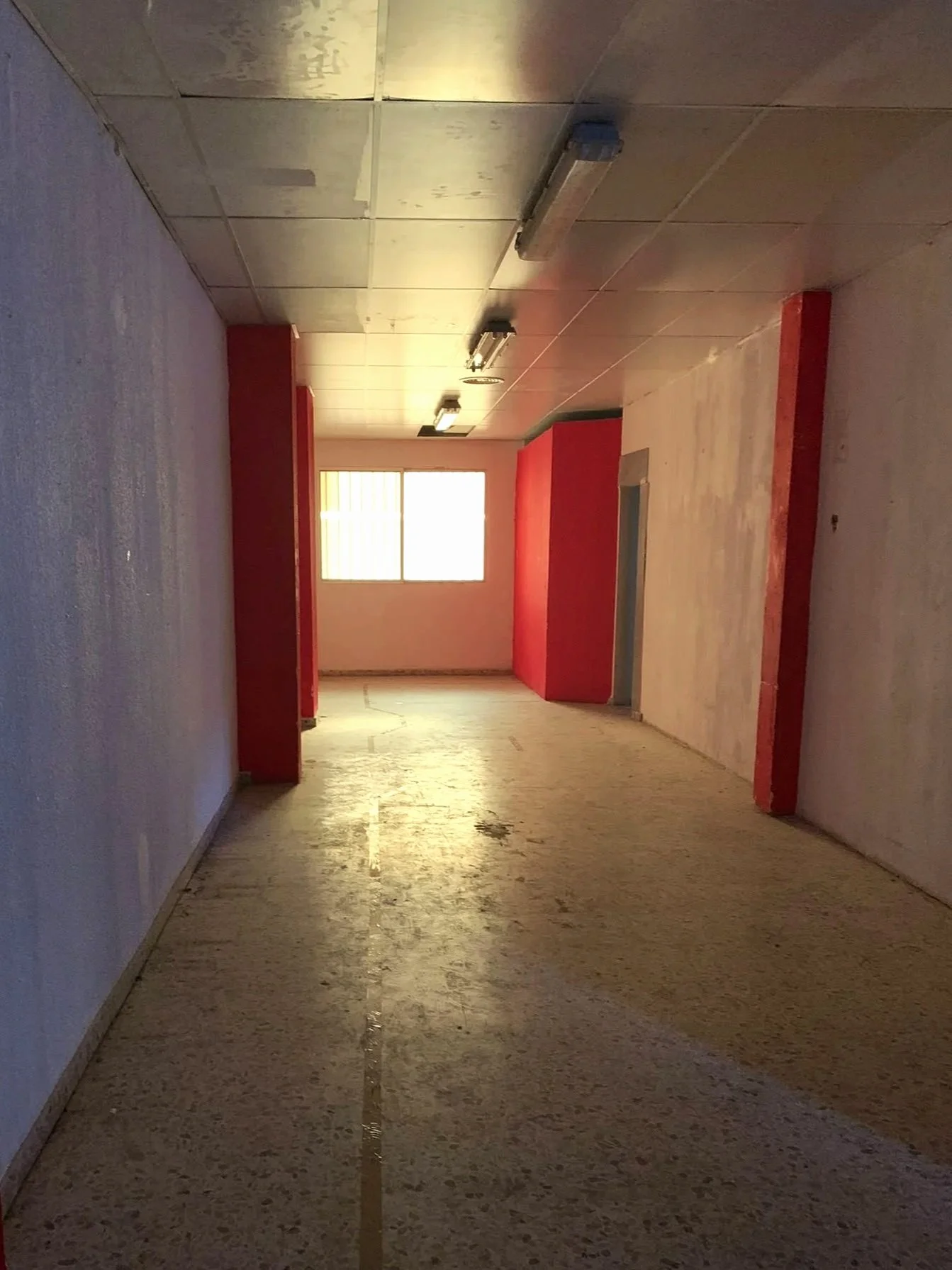 Estado inicial del local comercial en Zaragoza antes de la reforma para su adaptación como escape room.