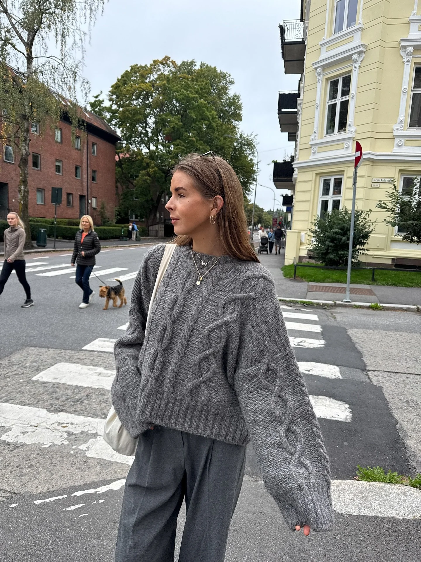 You can never have too many cable knits🤭🤭🤭
You find the pattern for Frøya Sweater, Tyra Sweater, Thelma Sweater, Row Sweater, Cosmo Sweater and Alma Sweater at my website www.ingriddyb.no ❤️❤️❤️❤️
#frøyasweater #tyrasweater, #thelm
