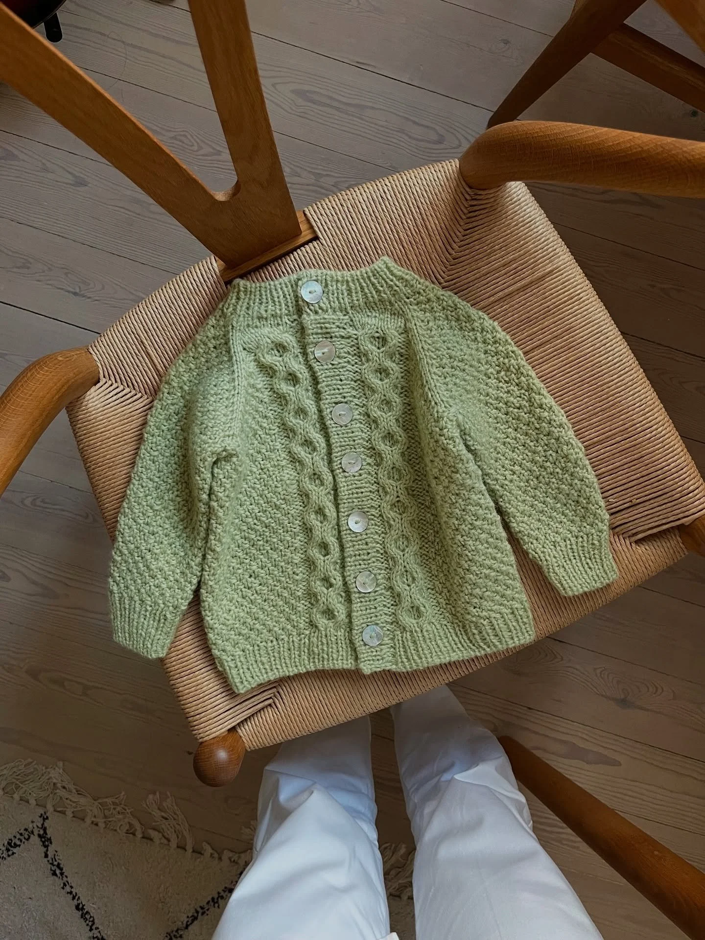 I morgen (søndag) kommer oppskriften på både Frida Cardigan og Frida Balaclava👶🏼💕💕 og jeg gleder meg så mye🩷🩷
Felles for begge er at de strikkes i perlestrikk (dobbelt i høyden). 
Cardiganen strikkes ovenfra og