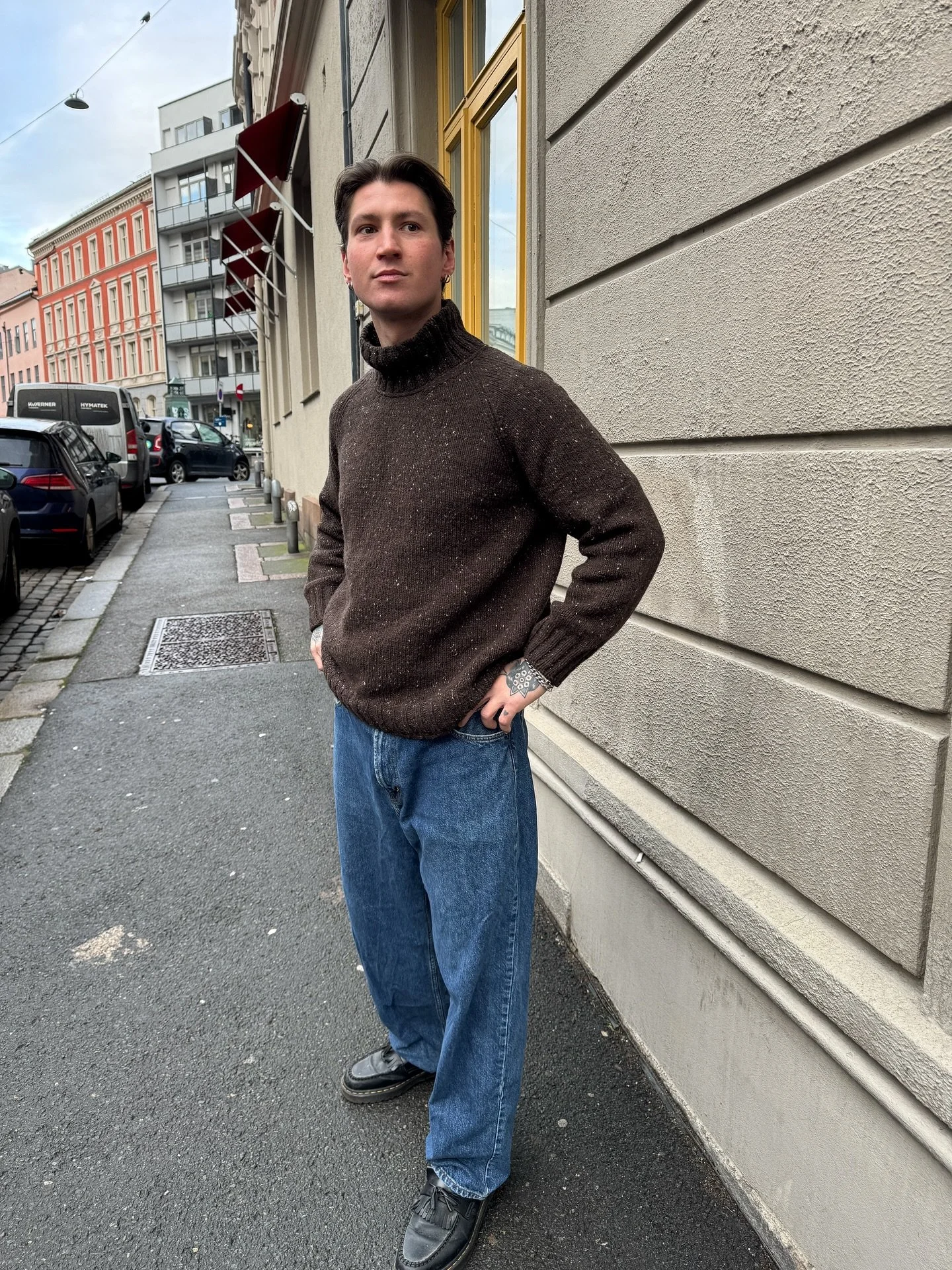 I have been working on a unisex raglan sweater for a while in tweed by @kitcouturecph (omg love the yarn though😭). And the shape went great! The fit is perfect and its knitted top down, first back and forth with increases to shape the neckline and t