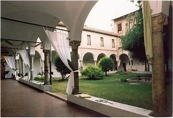 Su appuntamento possiamo incontrarci presso gli splendidi giardini interni,                     per il tempo di un caffè.