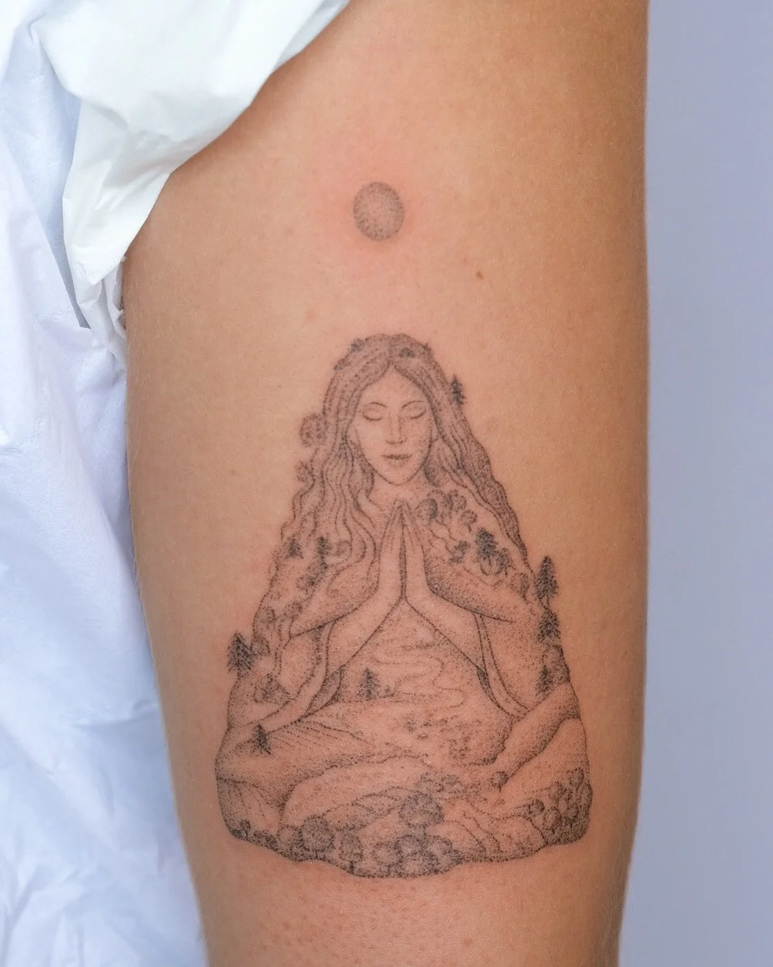 Pachamama 💚🌳 handpoked ✨ 

#handpoke #brightontattoo #berlintattoo #londontattoo #pachamamatattoo #mexicotattoo #tulumtattoo #handpoketattoo #machinefreetattoo #blacktattoo #dotworktattoo #smalltattoo #tinytattoo #london