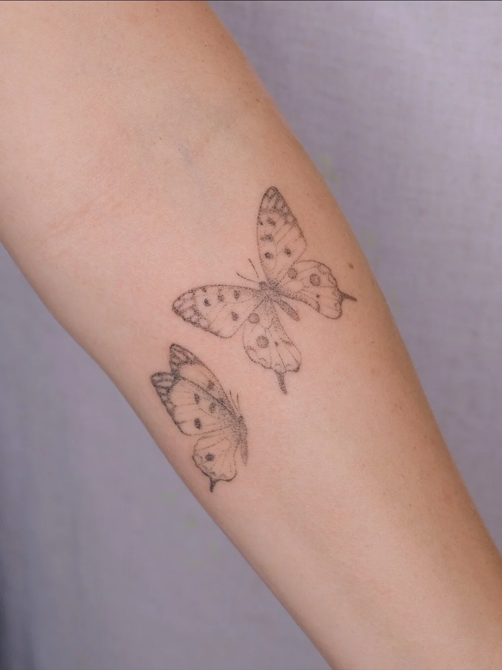 💫💛 
some more pictures from September in Brighton 
Bookings open for December 💫 link in bio or dm
My replies are just slow slow atm while I am away 🌺 but eventually will get back to everyone 🌸

#handpoke #handpoketattoo #machinefreetattoo #black