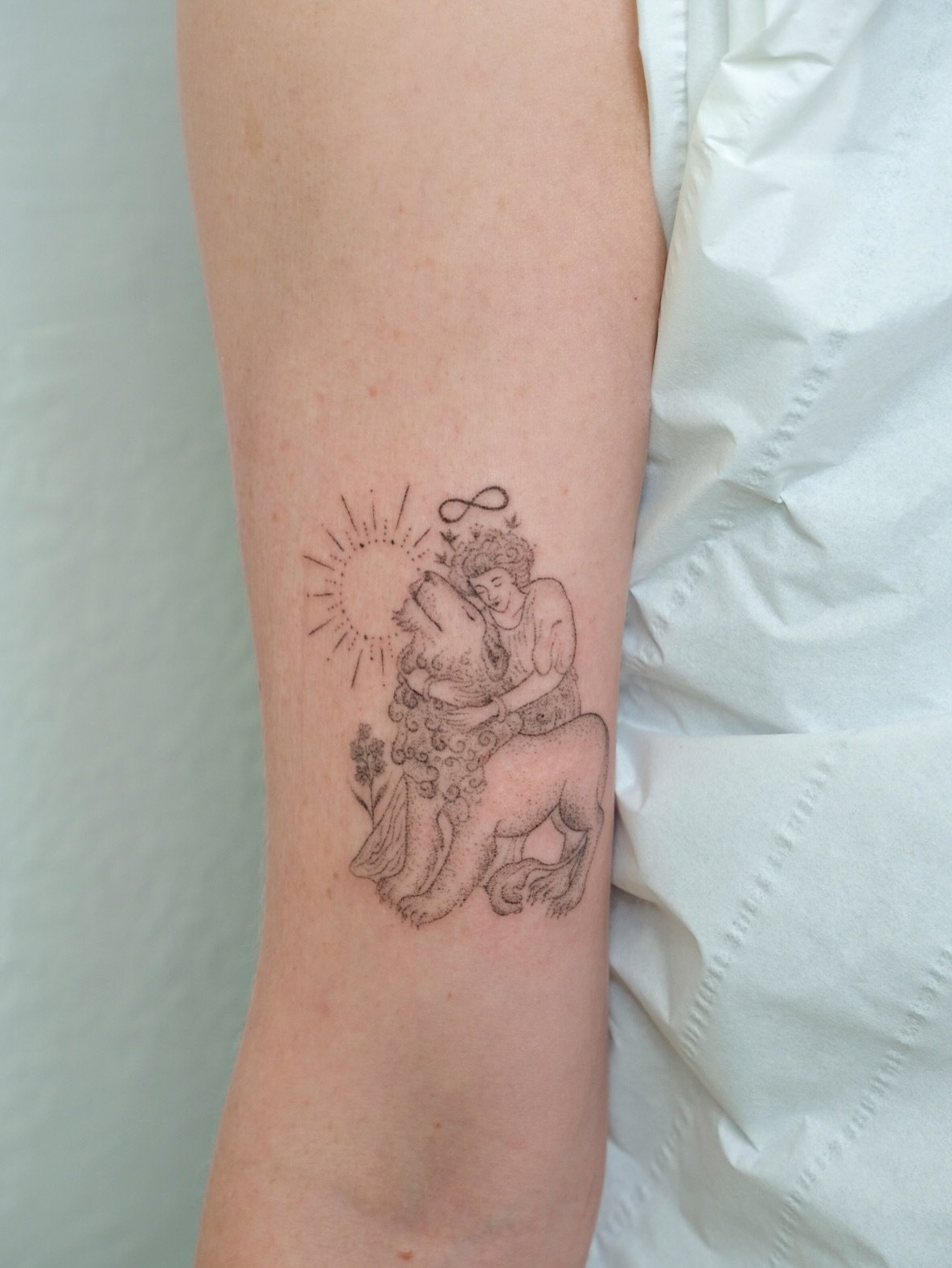s t r e n g t h ✨☀️ tarot card 
Handpoked in Brighton 💛
Bookings open for July and August.
30.06-1.07 Berlin
