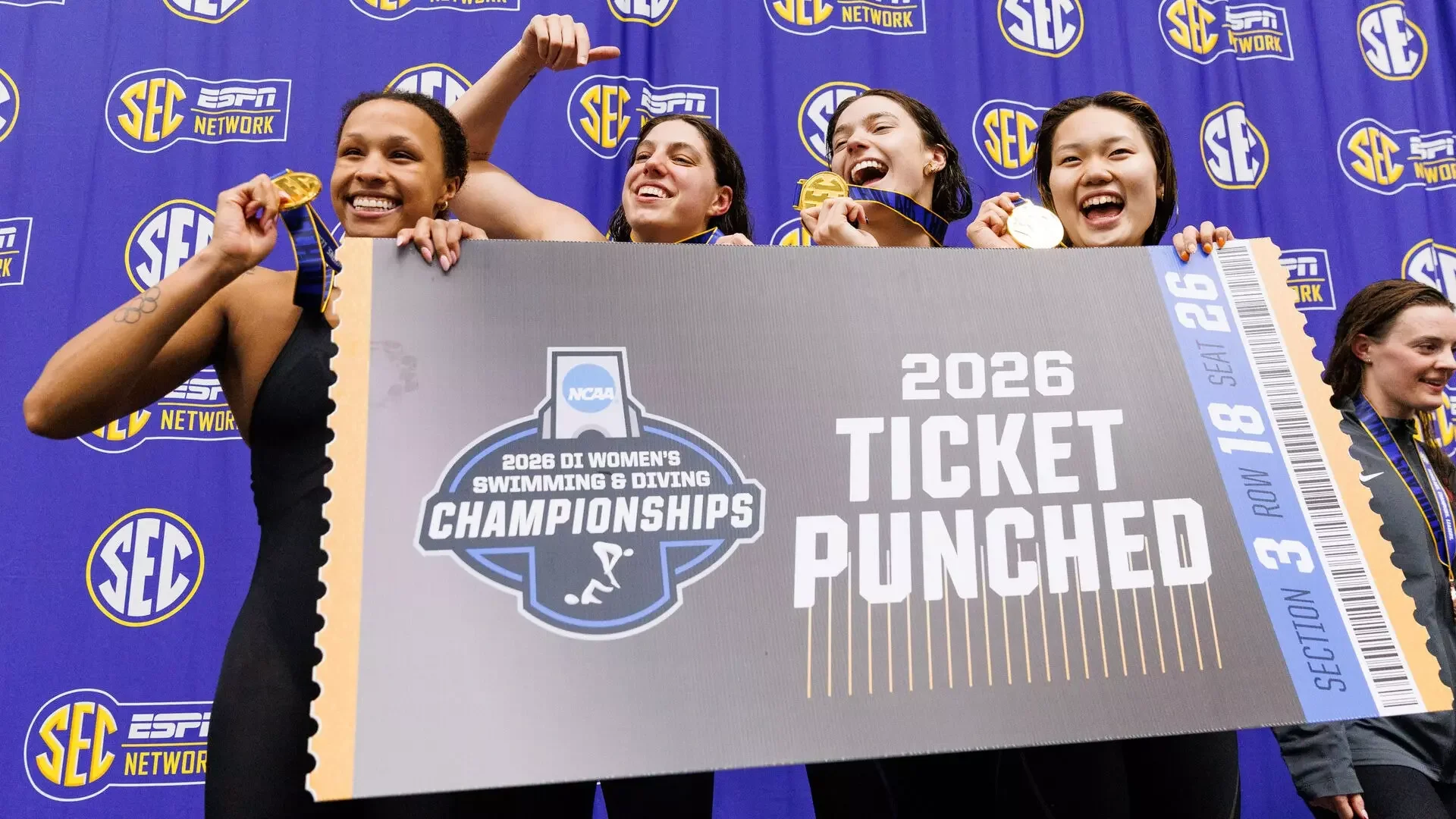 400 Medley Relay SEC Record &amp; Three Lady Vol Golds, Leads Day Four at SEC Championships