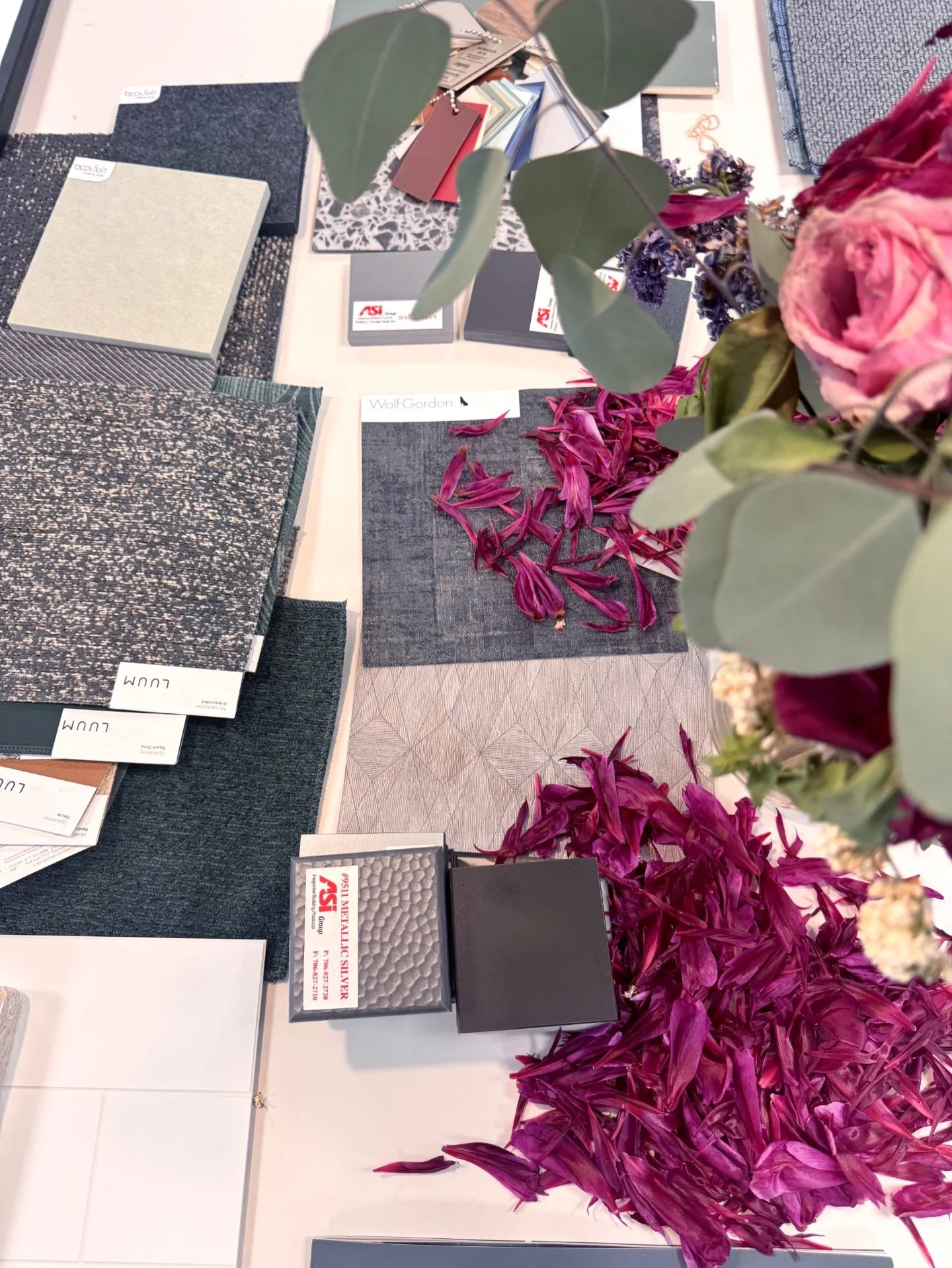 Sometimes inspiration shows up in the most surprising places 🌺 We couldn&rsquo;t help but appreciate the color these petals accidentally added to this mood board set up! 

#interiordesigners #inspiration