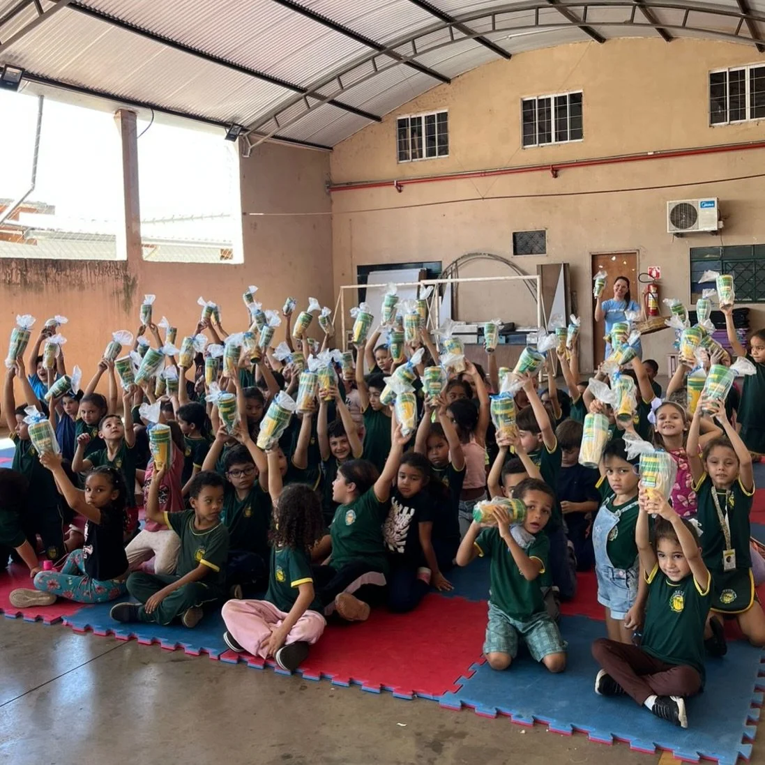 Recebemos com muita alegria os copos doados pela @unimedcatanduva 💚
Agradecemos imensamente pela parceria e pela generosidade! Essa contribui&ccedil;&atilde;o faz a diferen&ccedil;a no nosso dia a dia e foi recebida com muito carinho pelas nossas cr