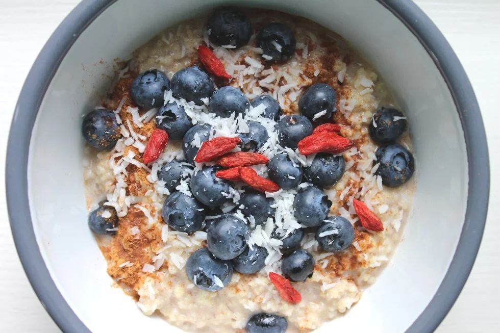 Schuessel mit Hirse- oder Haferbei und Beeren