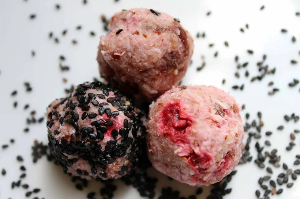 3 gesunde Erdbeer-Kokoskugeln als Snack fuer Kinder