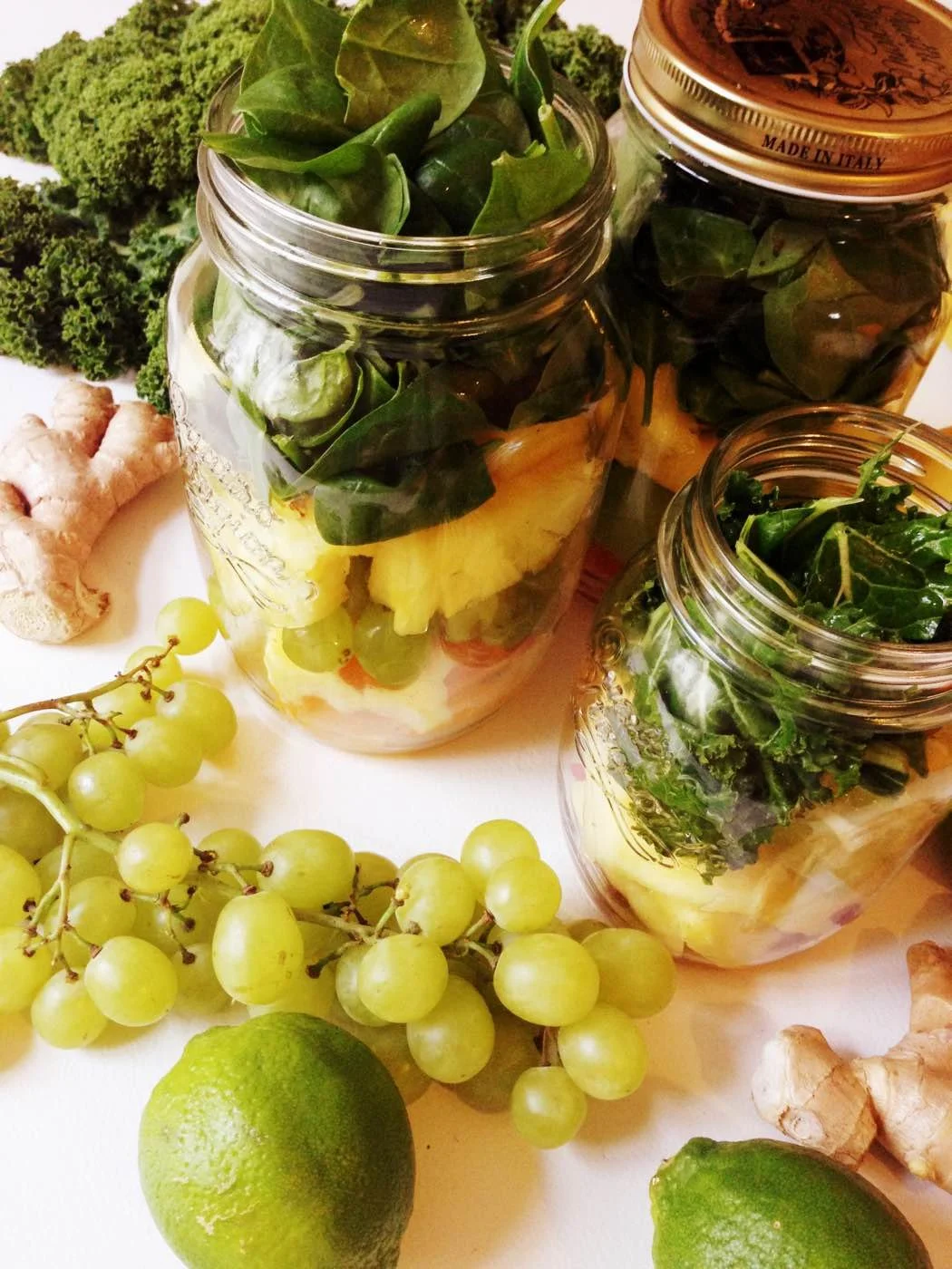 Schraubglaeser mit Obst und gemuese fuer smoothies