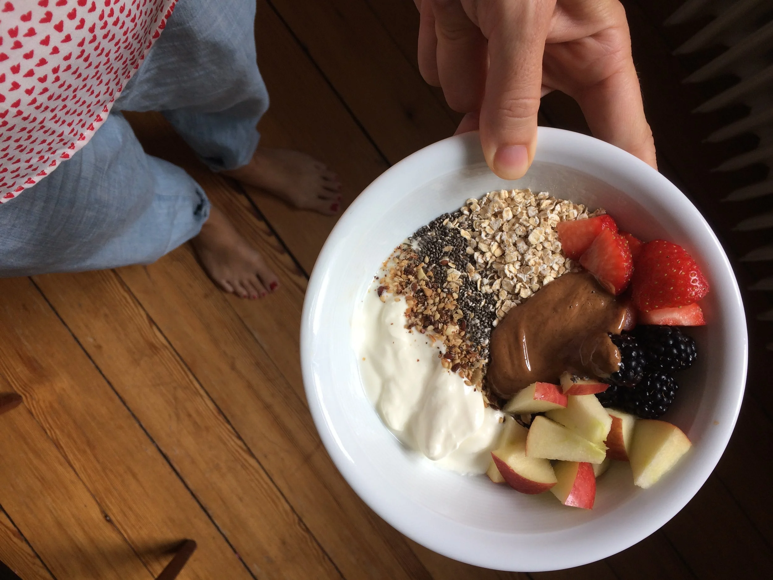 Schuessel mit einem gesunden Fruehstueck mit Obst und Jogurth