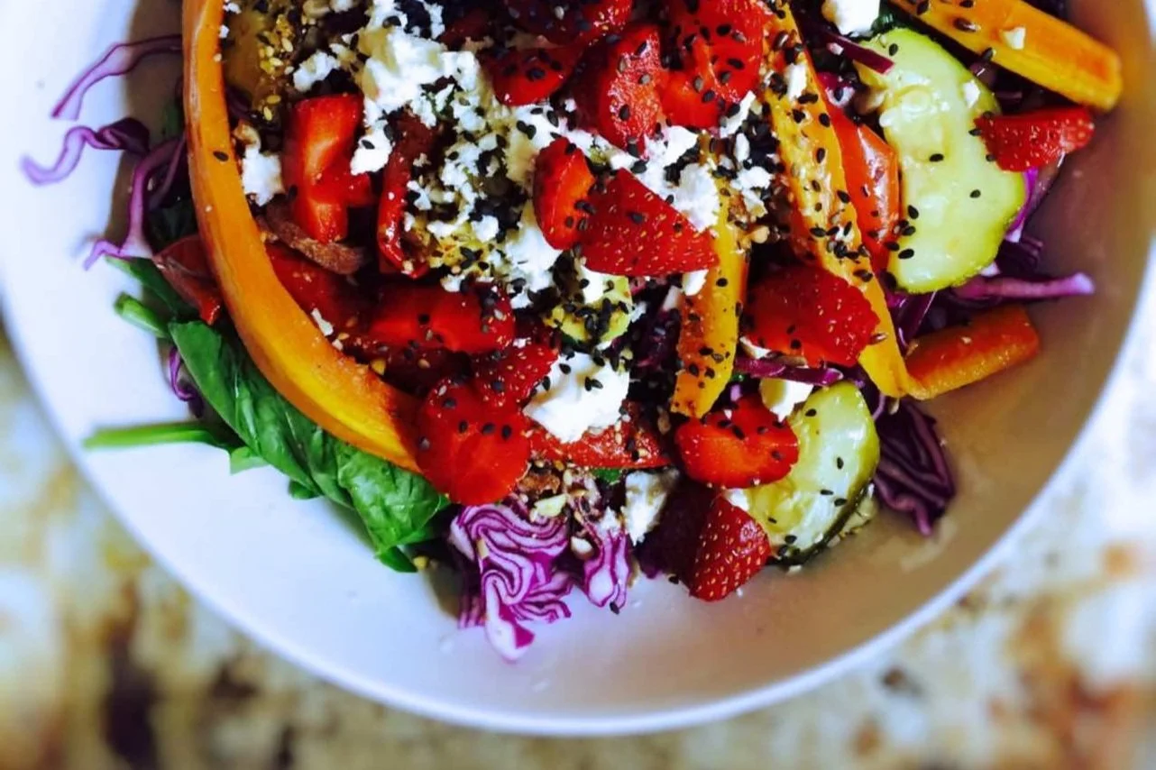 Teller mit gesundem Spinat-Salat fuer Kinder