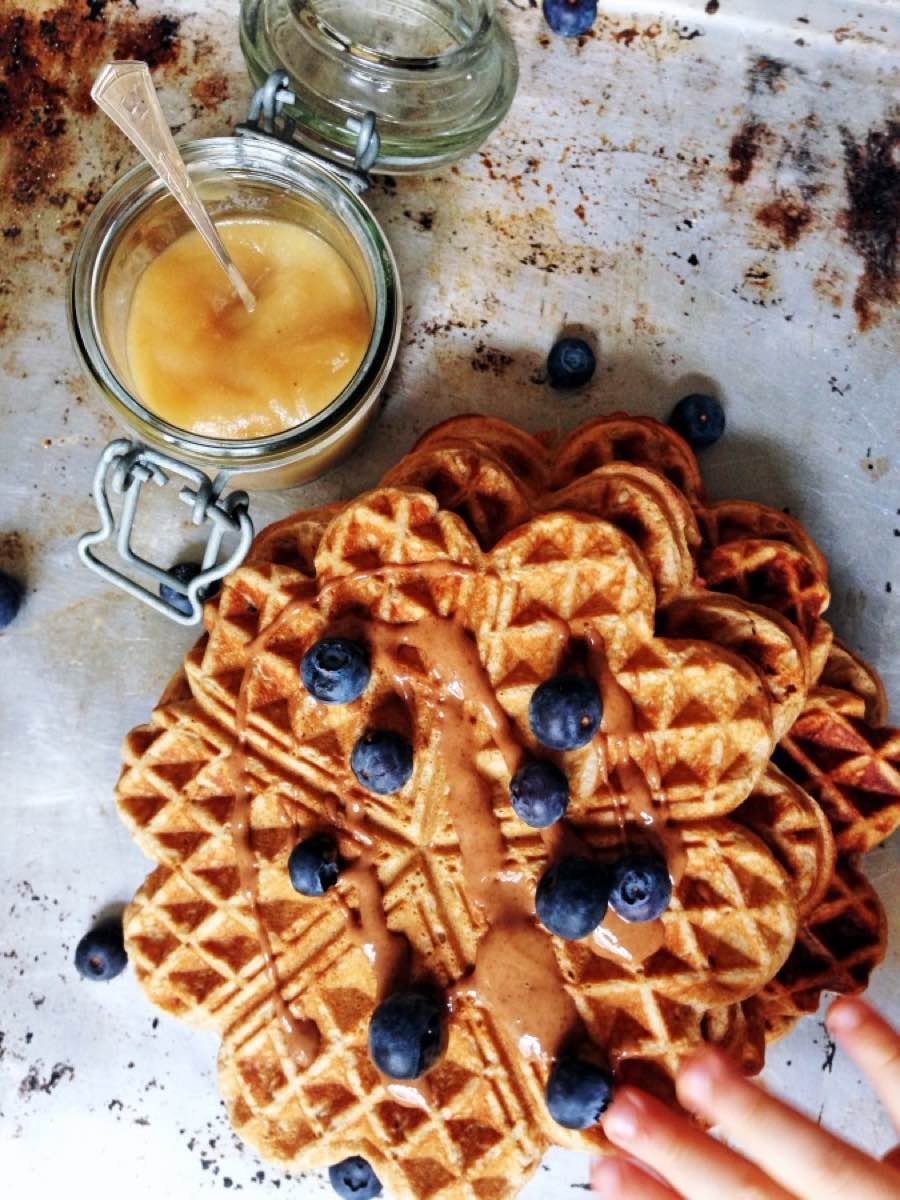 Dinkelwaffeln auf einem Blech mit Apfelmus