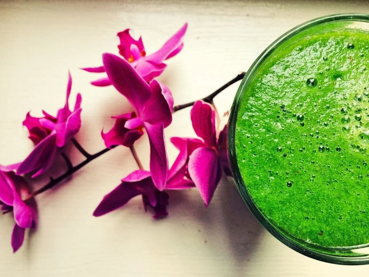 Glas mit gruenem Smoothie fuer Kinder