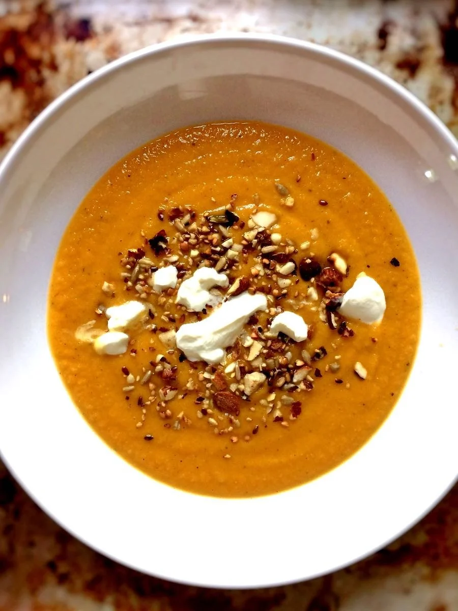 Teller voller Süßkartoffel-Linsen-Suppe mit Möhren