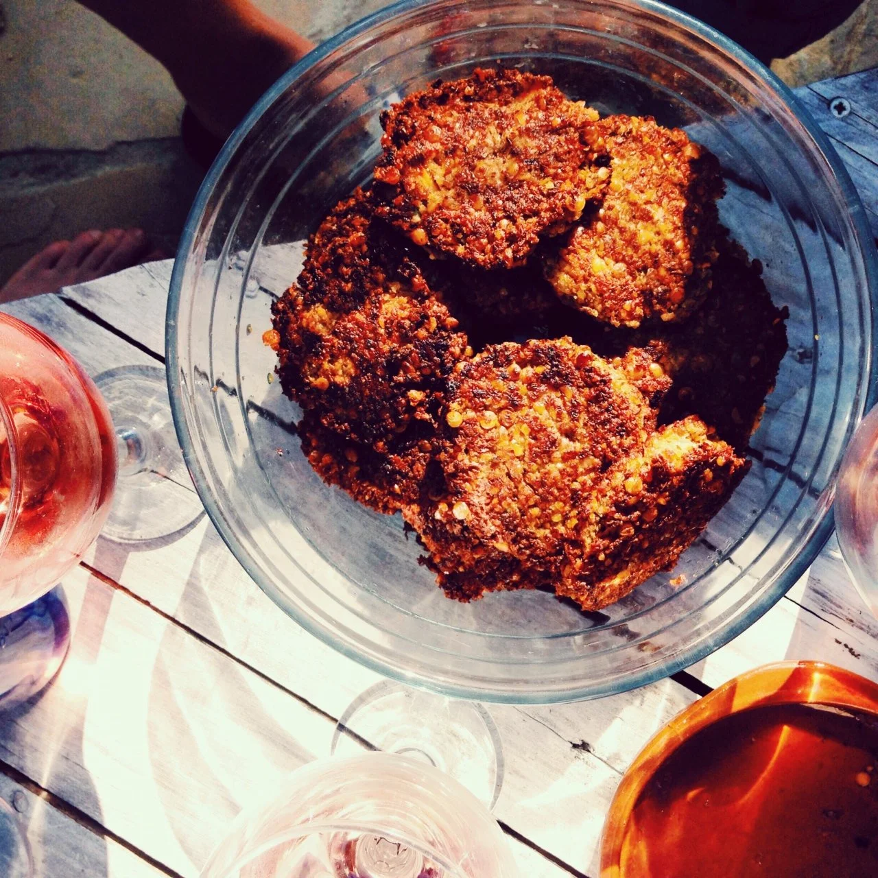 Vegane Linsen-Burger-Patties in einer Glasschüssel