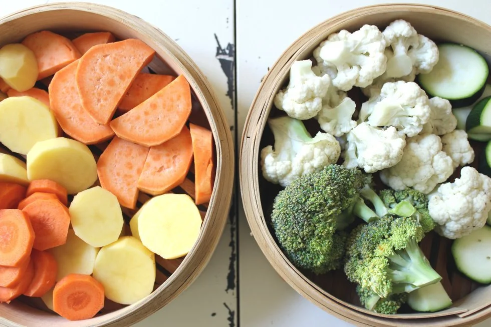 Gemüse für selbstgemachten Babybrei im Dampfgar-Einsatz.