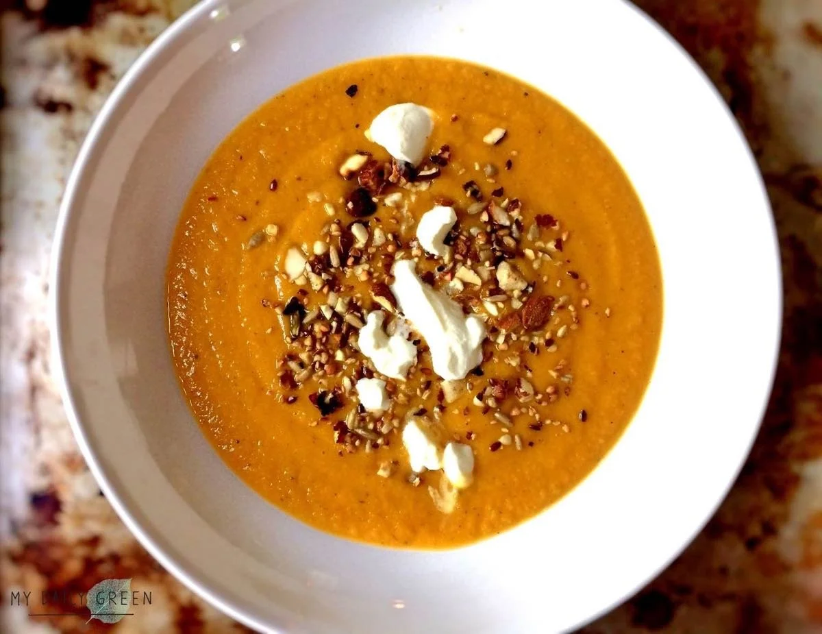 Teller mit gesunder Süßkartoffel-Linsen-Suppe mit Möhren