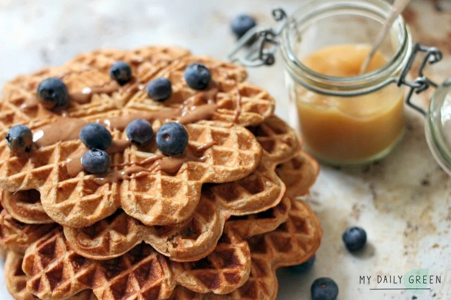 Ein Stapel Dinkelwaffelns auf einem Blech.