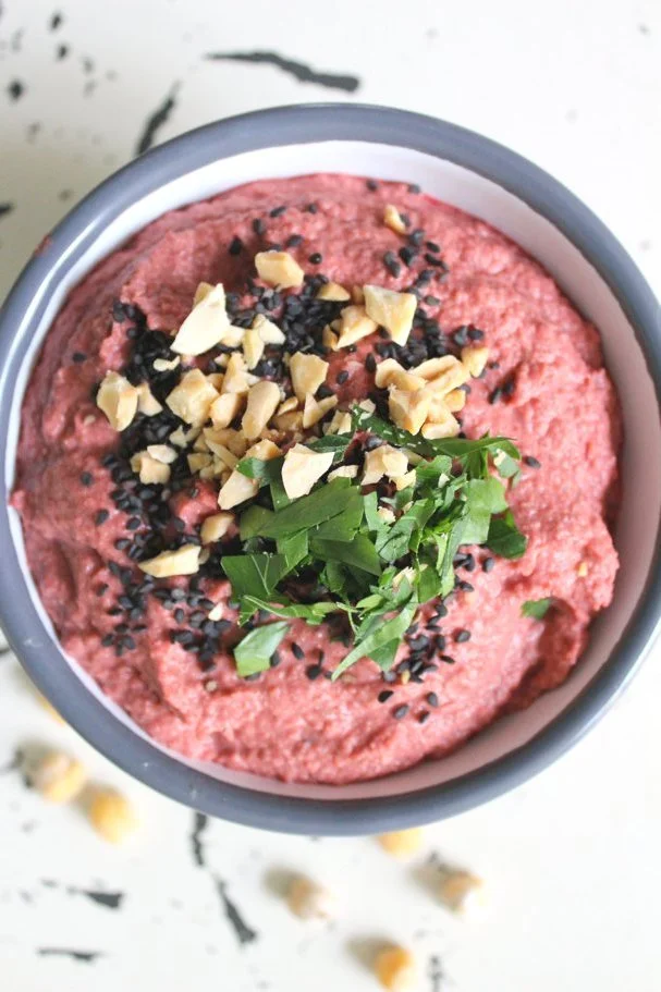 Schüssel voller gesundem pinken Rote-Beete-Hummus für Kinder