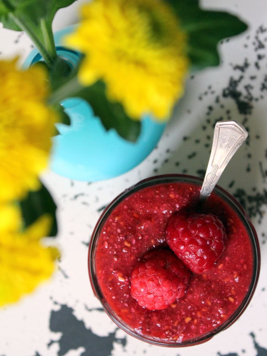 Glas mit Chia Marmelade mit wenig Zucker