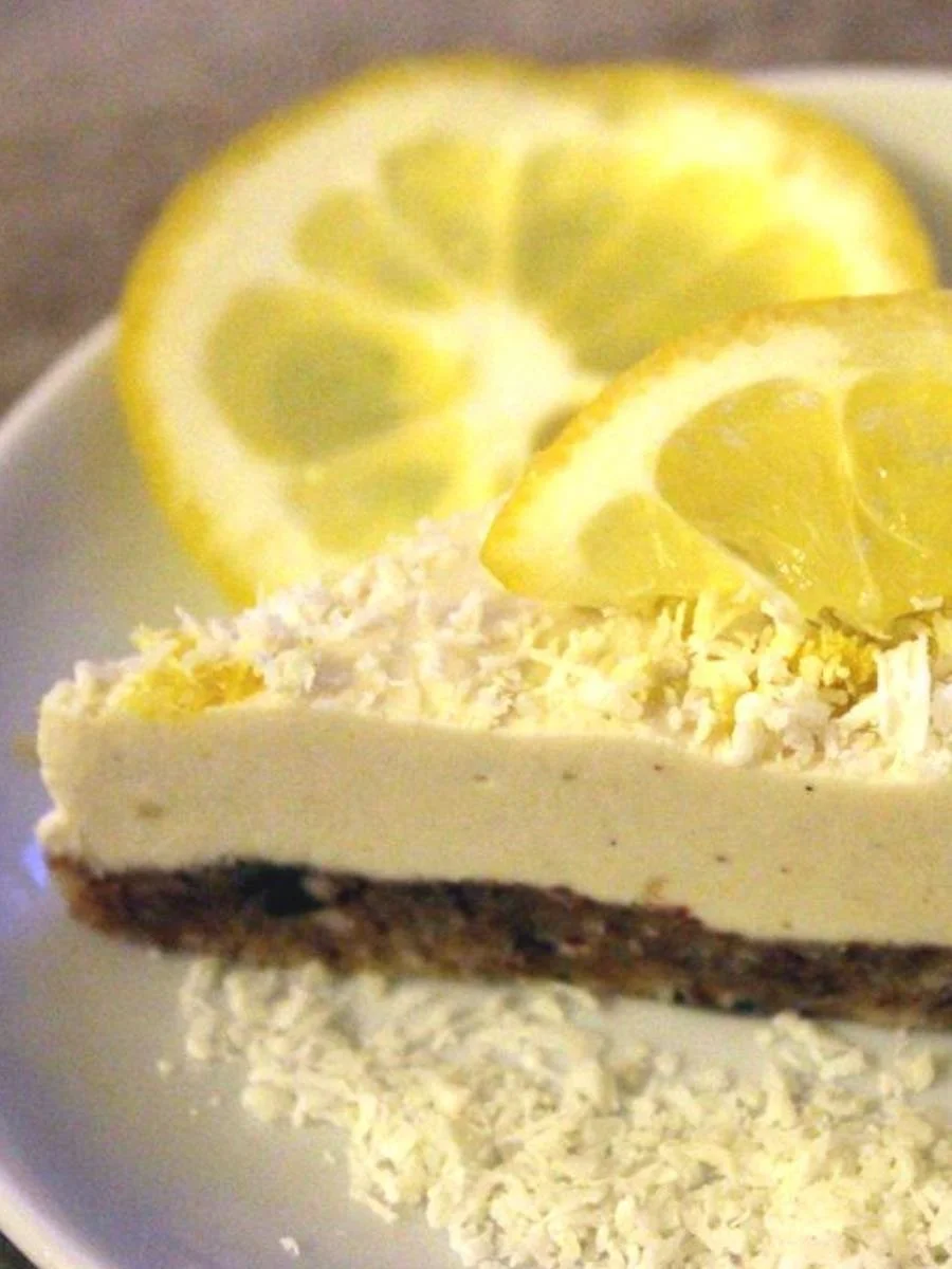 Zitronentarte Rohkost auf Teller ohne Zucker fuer Kinder
