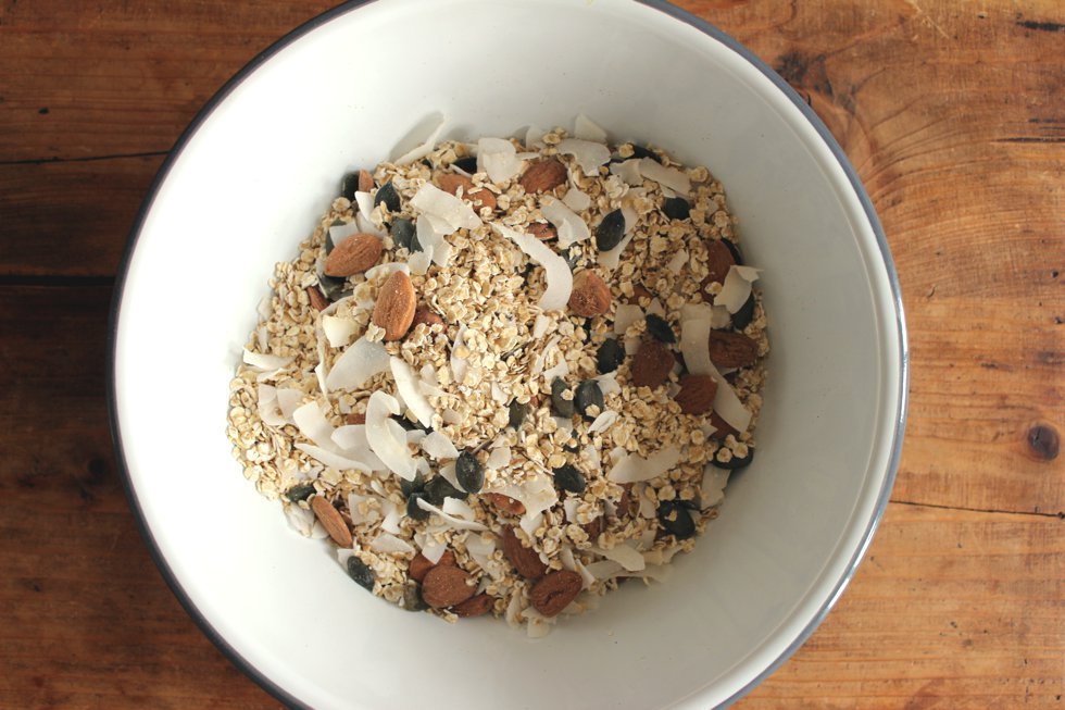 Schale mit Zutaten für das gesunde Granola für Kinder