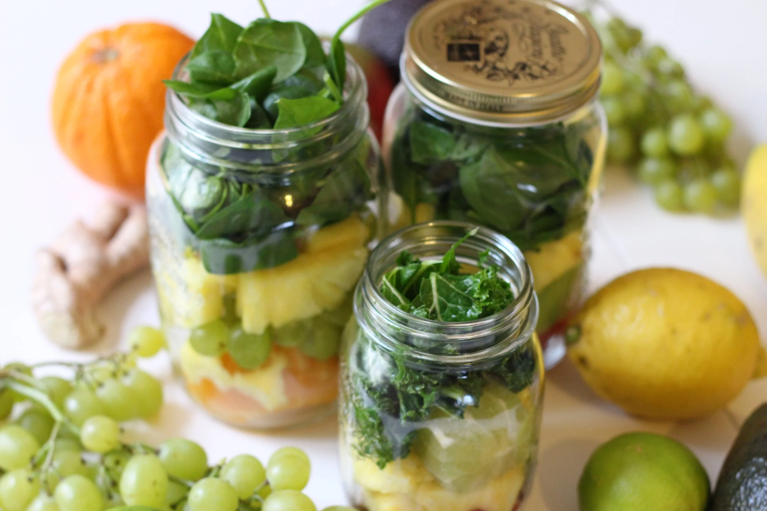 3 Gläser voller Obst und Gemüse für einen Saft oder Smoothie