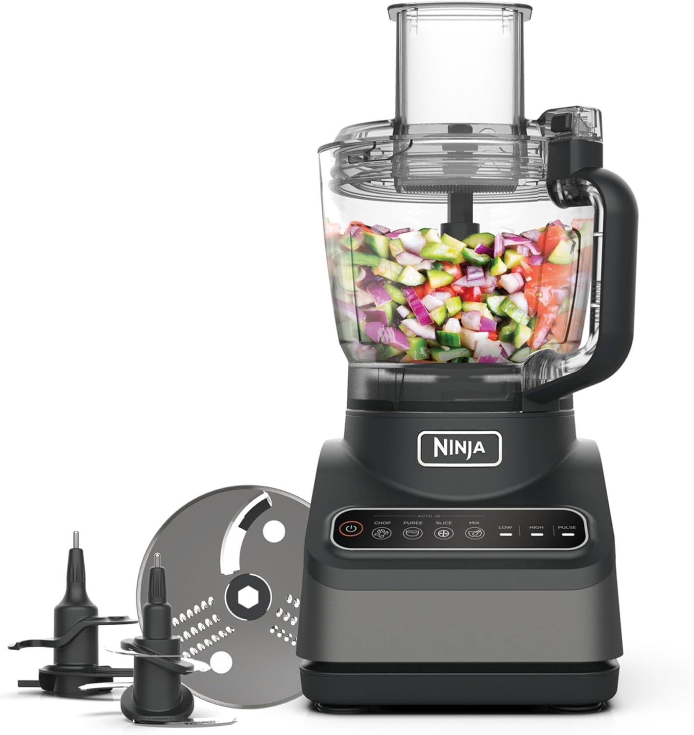 Ninja Entsafter mit halbfertigem Gemüsesmoothie und Zubehörteile, inklusive Schneidscheibe und Aufsätze.