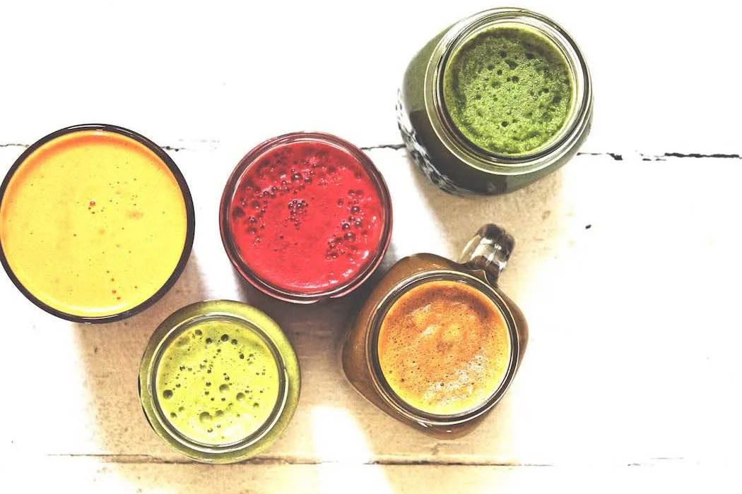 5 Gläser mit Saft und Smoothie auf einem Tisch