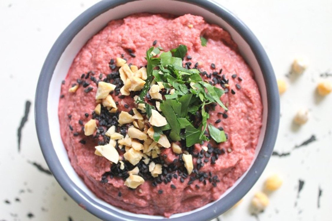 Schale voller gesundem pinken Rote-Beete-Hummus für Kinder