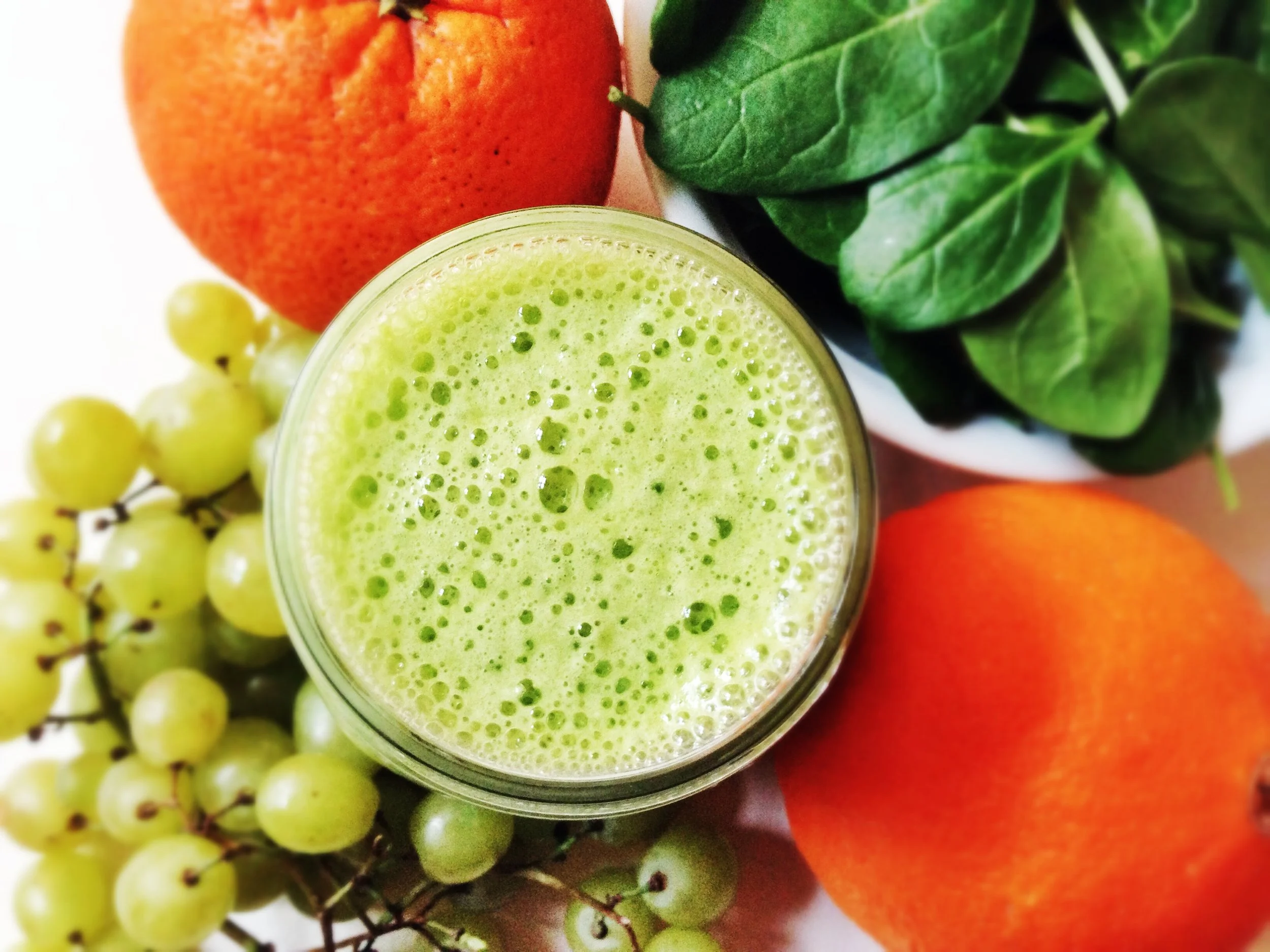 Glas voll gruenem Smoothie fuer Einsteiger