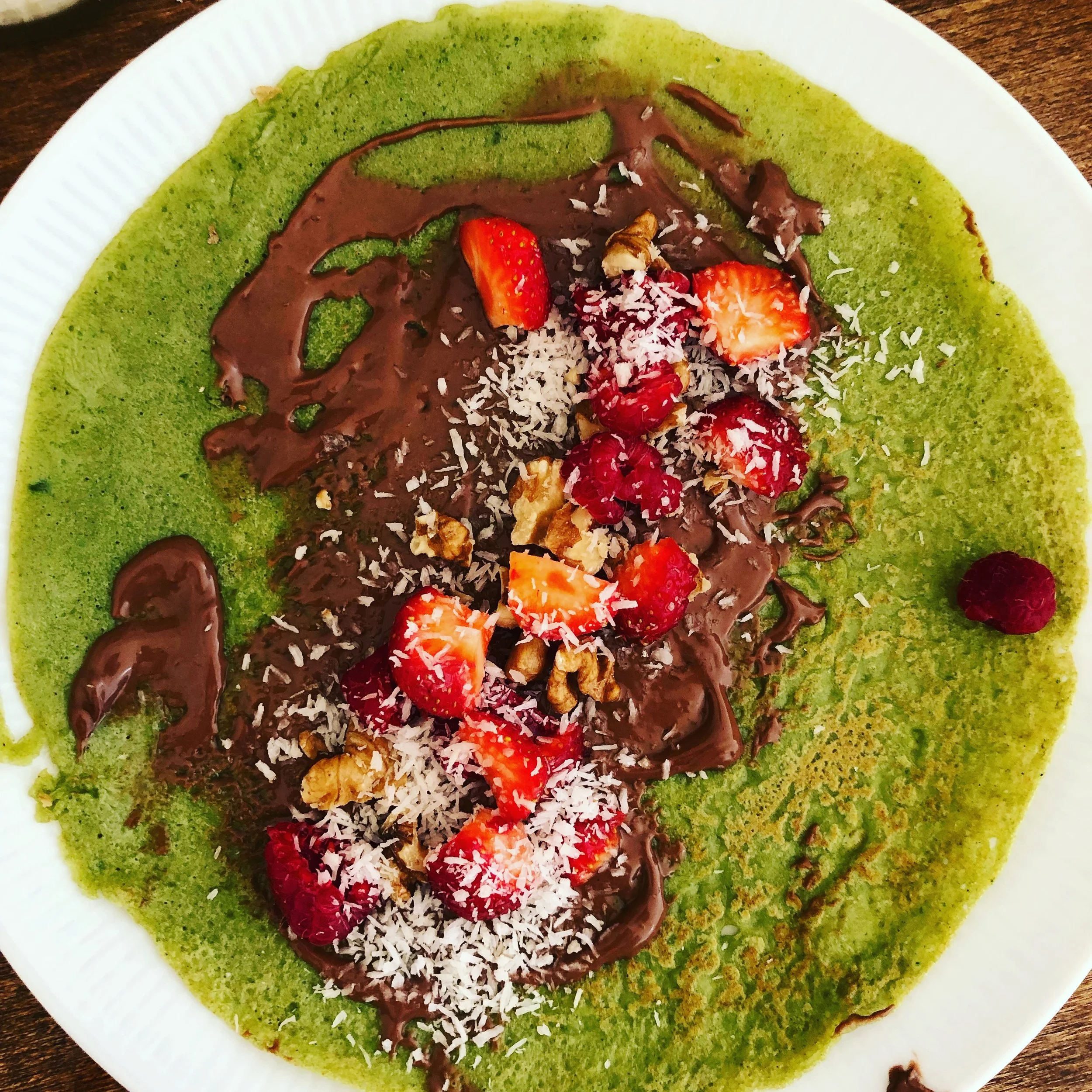 Grüner Pfannkuchen mit Schokocreme und Erdbeeren