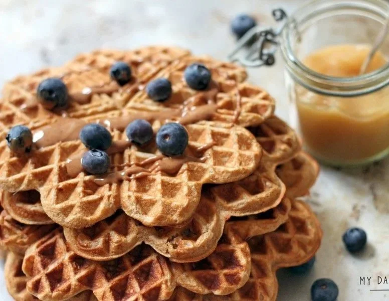 Gesunde Dinkelwaffeln auf einem Stapel - Familienrezepte für Eilige