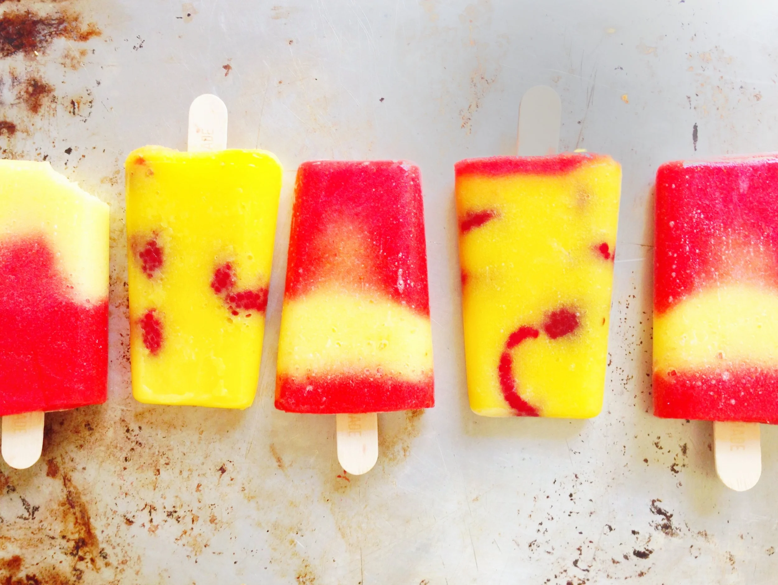 Selbstgemachtes Eis am Stiel ohne Zucker