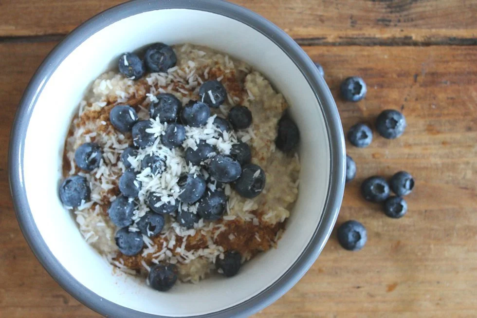 Schüssel mit Haferbrei für ein gesundes Familienfrühstück