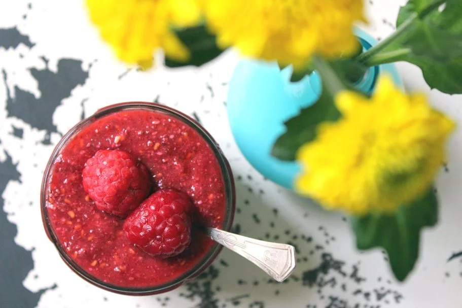 Glas mit selbstgemachter Chia-Marmelade