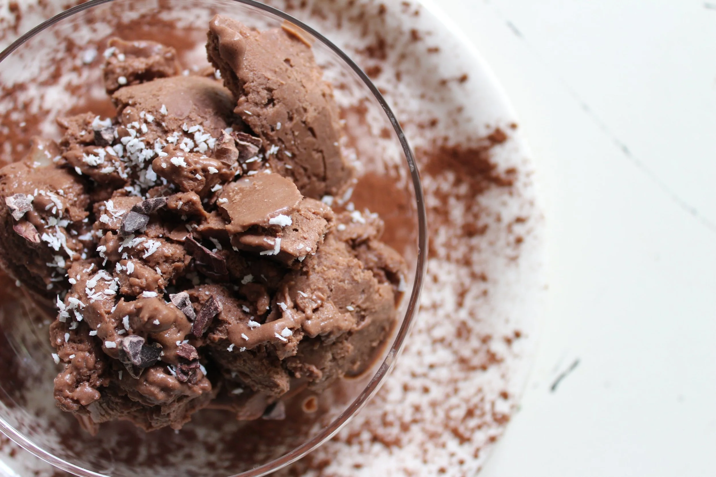 Schale mit gesundem Schokoeis ohne Zucker Nicecream