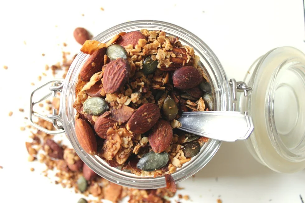 Gesundes Knuspermüsli für Kinder in einem Schraubglas