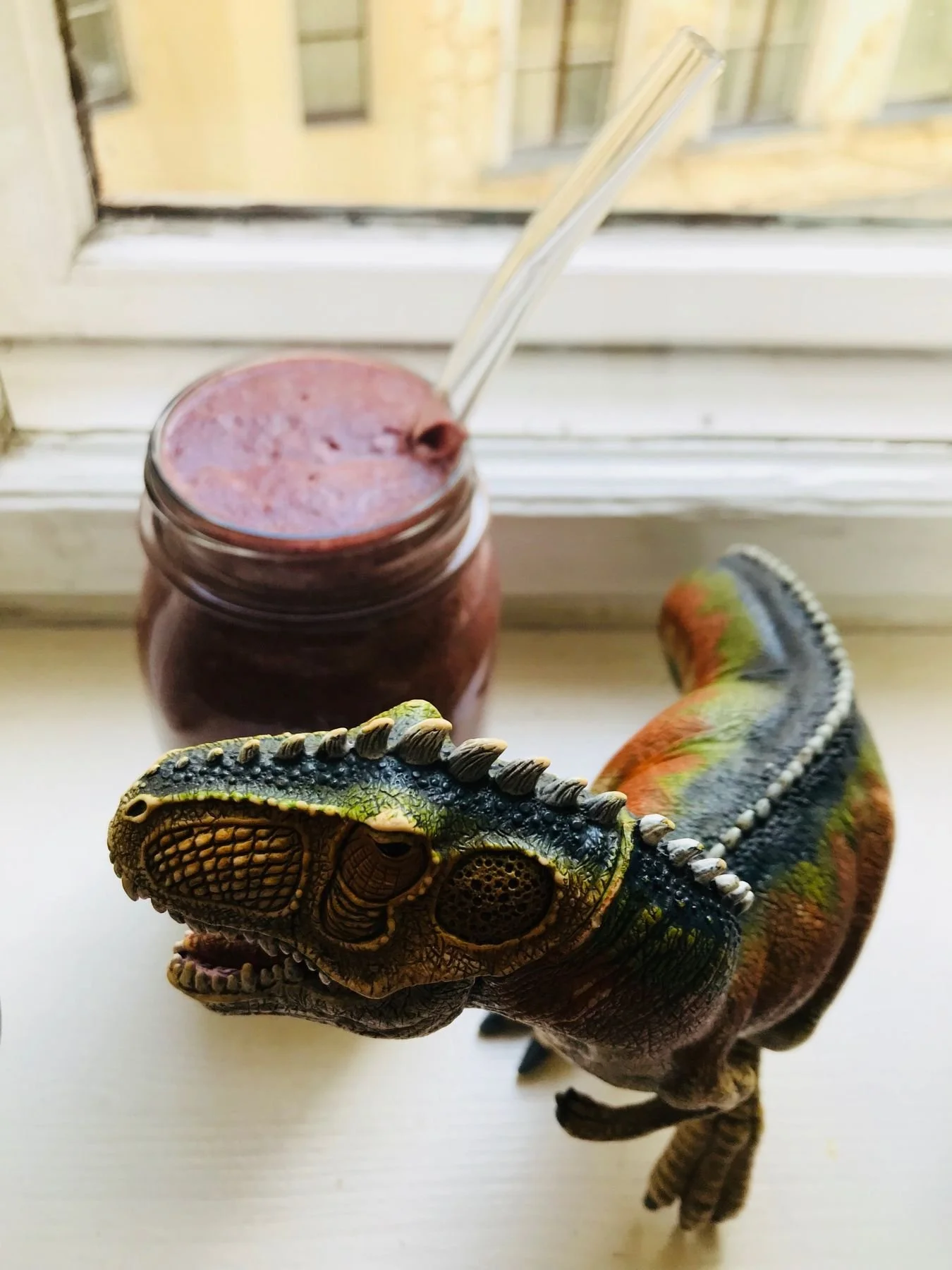 Glas mit Frühstücks-Smoothie Gesundes Frühstück für Kinder mit Haferbrei, Beeren und Granola – schnelle Frühstücksidee für den Familienalltag