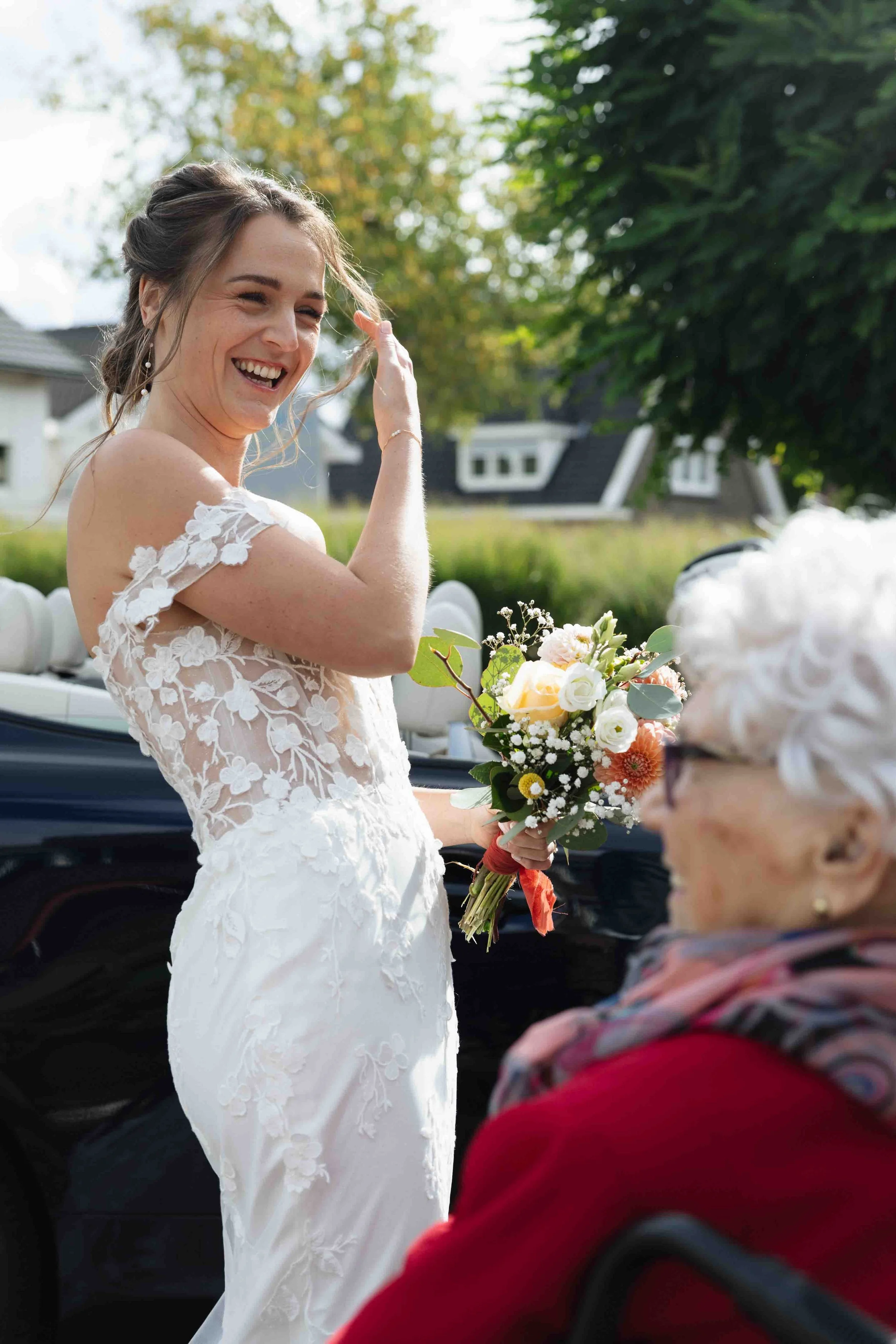 bruid lacht naar haar oma in de zomer in nijmegen