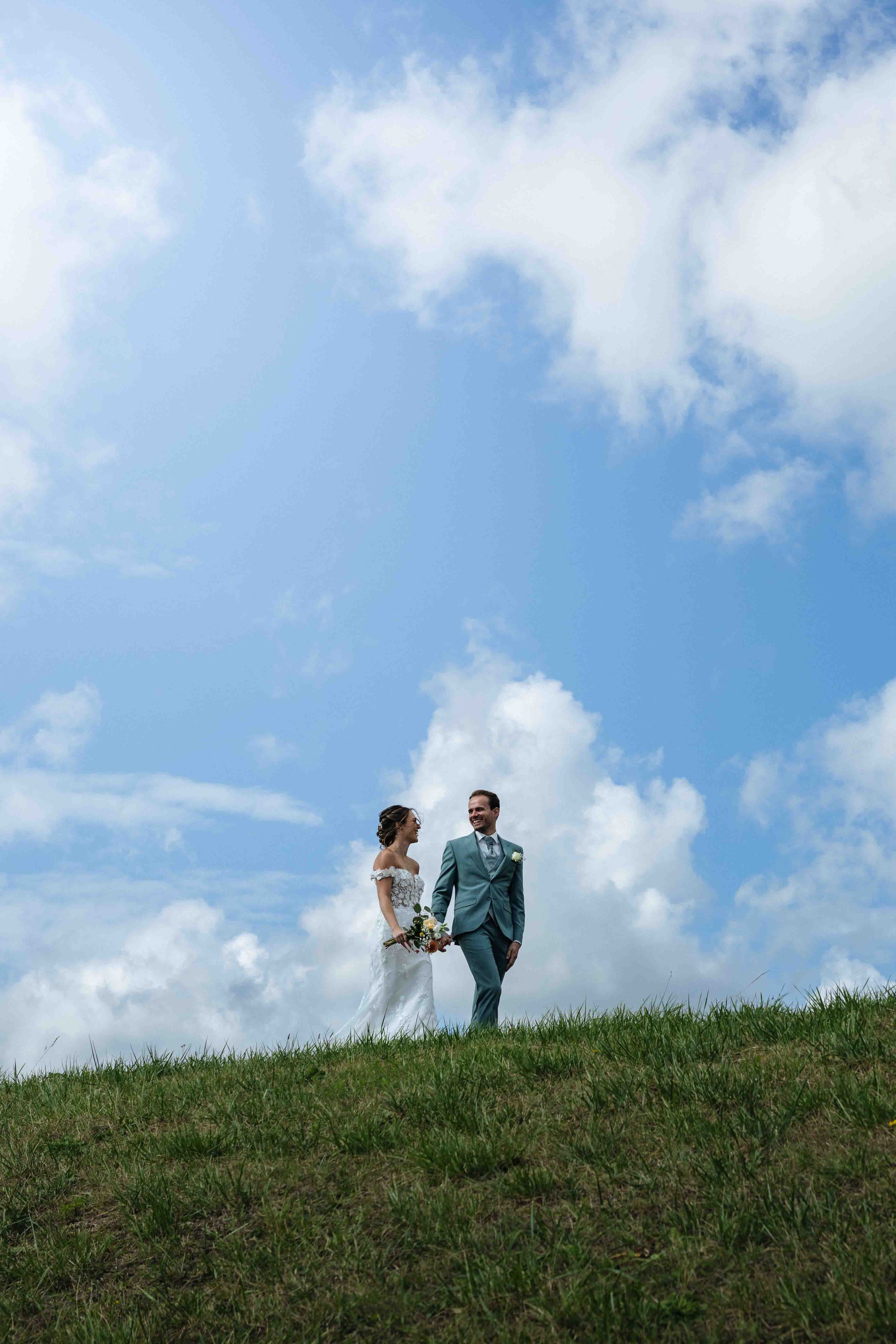 gelukkig bruidspaar in de zomer in nijmegen