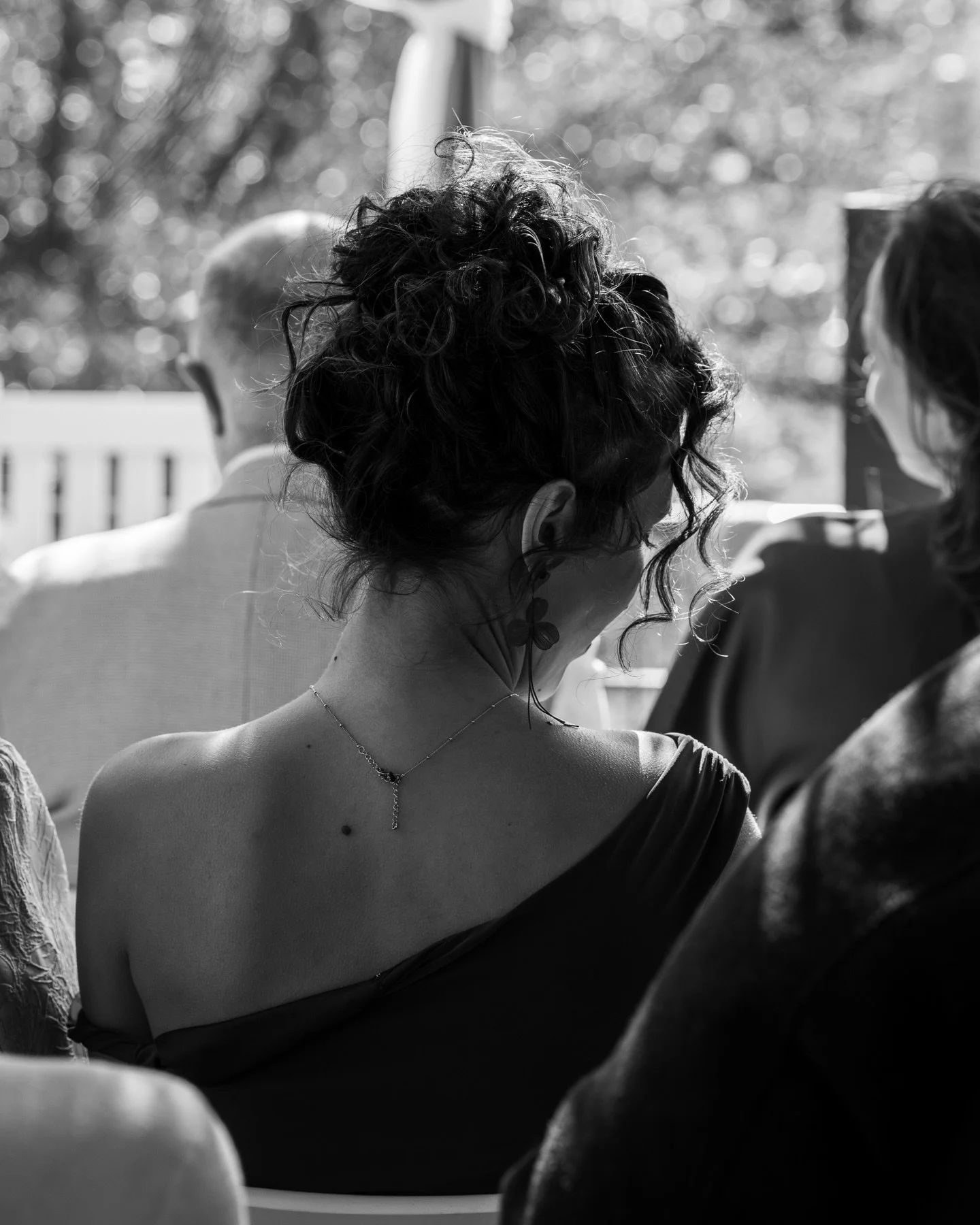 C &amp; M 🤍

Wat een geluk dat deze ceremonie bij Zijdewinde in Nijmegen gewoon aan het water kon plaatsvinden, ondanks de wisselvallige weersvoorspellingen! 
Ik mocht alle blikken, tranen en lachbuien vastleggen terwijl zij hun prachtige geloften u