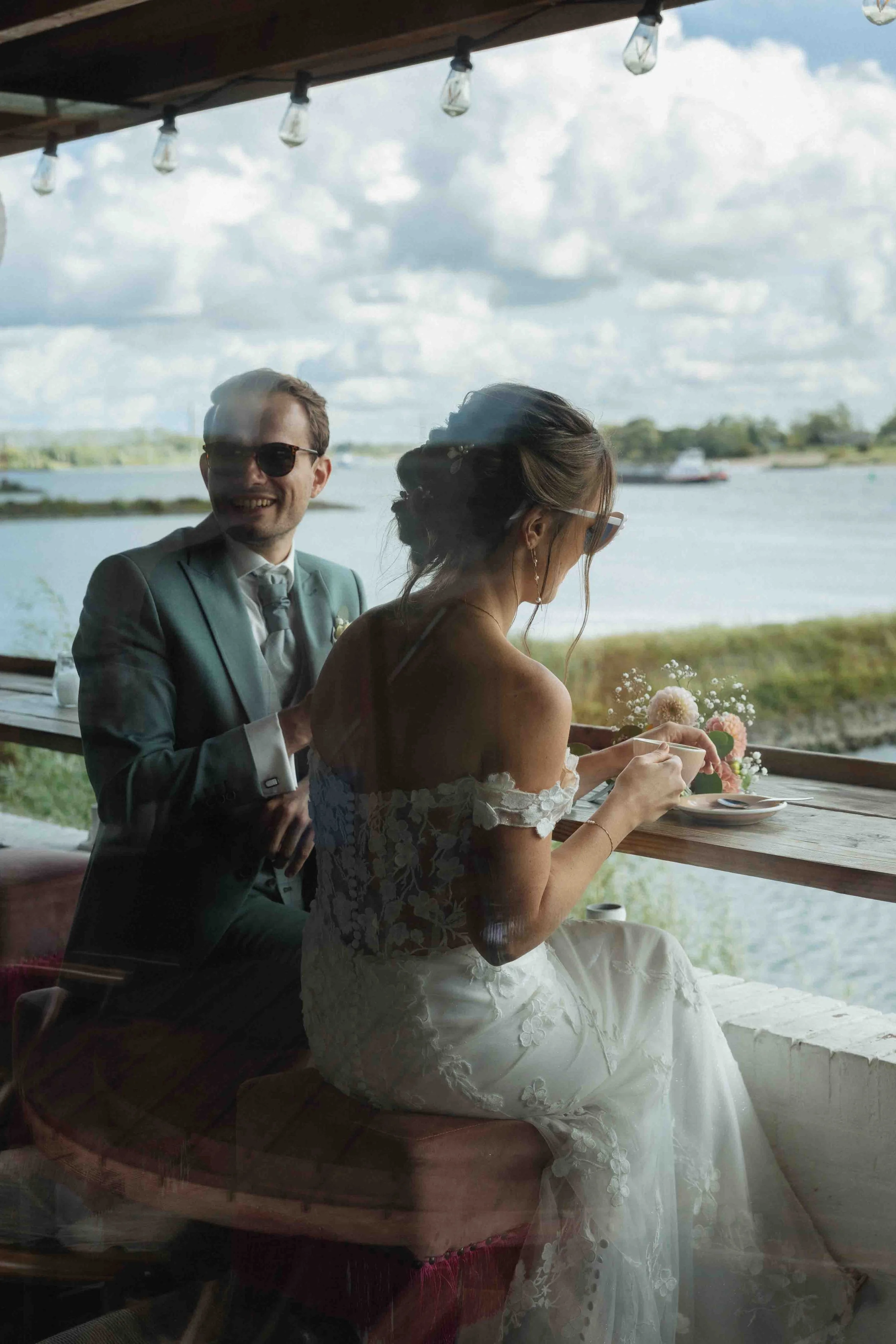 gelukkig bruidspaar in de zomer in nijmegen