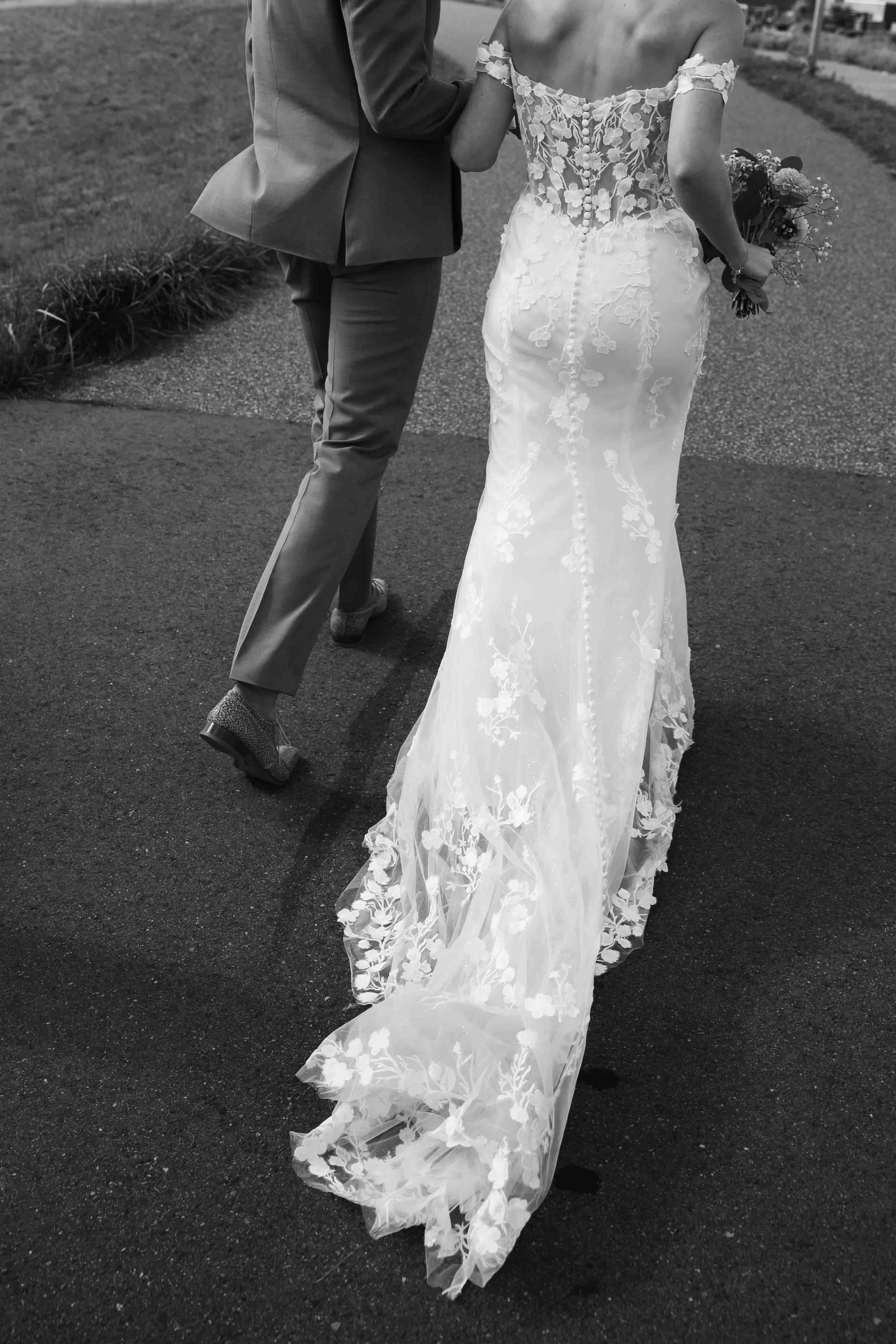 zwart-witfoto van de kleding details van een bruidspaar in de zomer in nijmegen